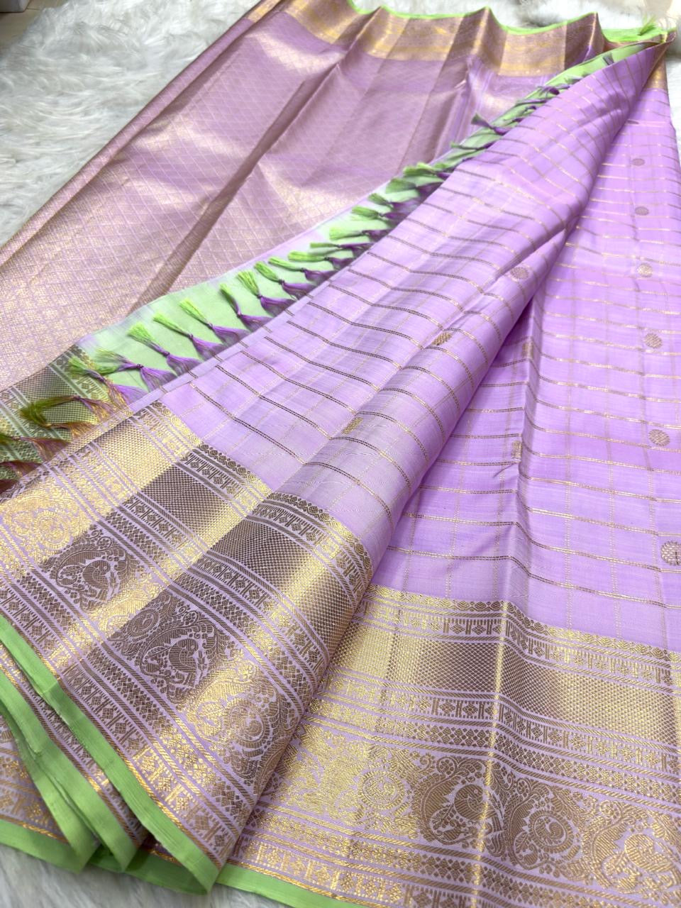 Close view of Mint Green Kanchipuram border with Peacock motifs, Vanki Pettu and layered metallic zari.