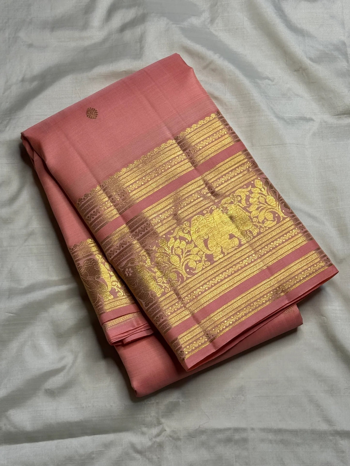 Close-up of the yaanai zari border on the Pattu Roja pink Kanchipuram silk saree