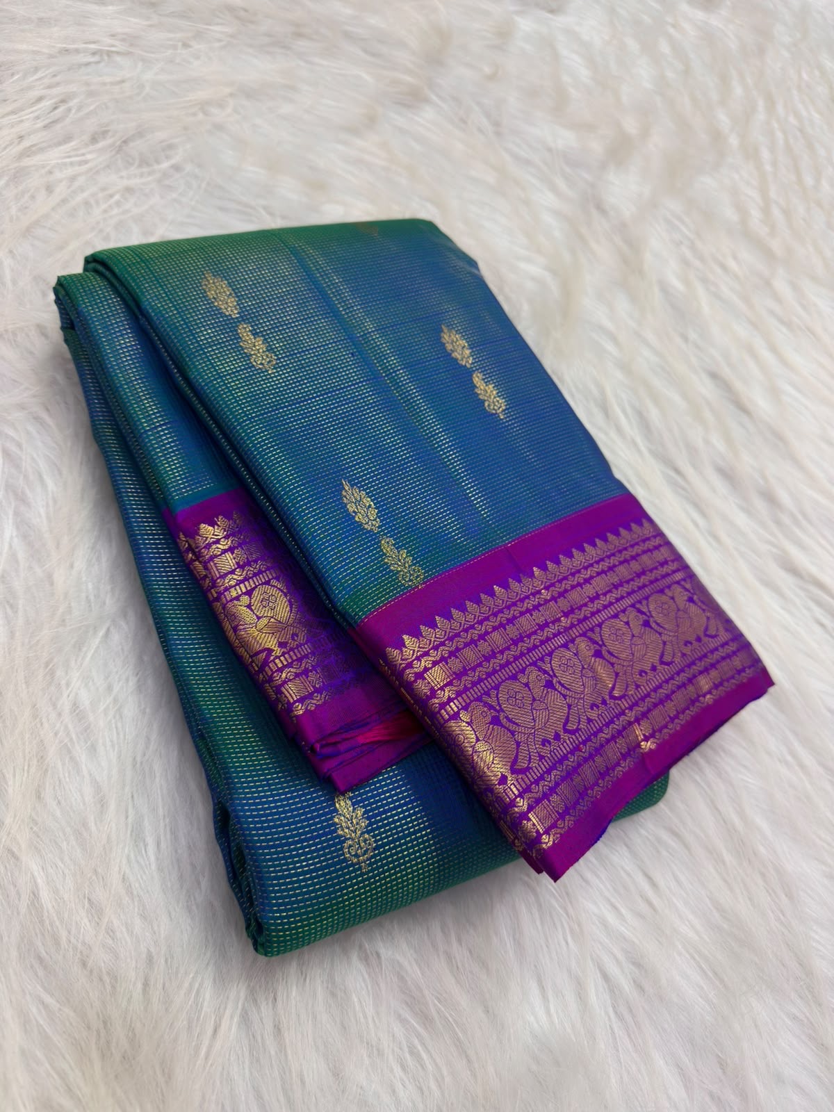Peacock-blue-green shot-colour silk, Kanjipuram Vairaoosi saree close-up