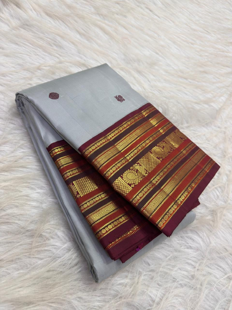 Full view of grey pure silk Varisaipet saree with contrasting traditional border and decorative pallu