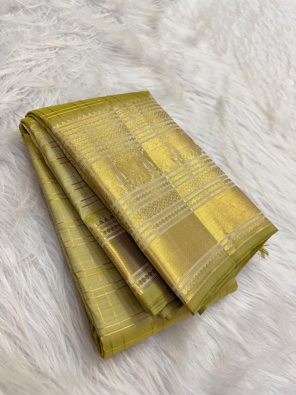 Peridot Green pure silk Kanjeevaram saree, Varisaipet weave with Gold Zari border — pallu detail