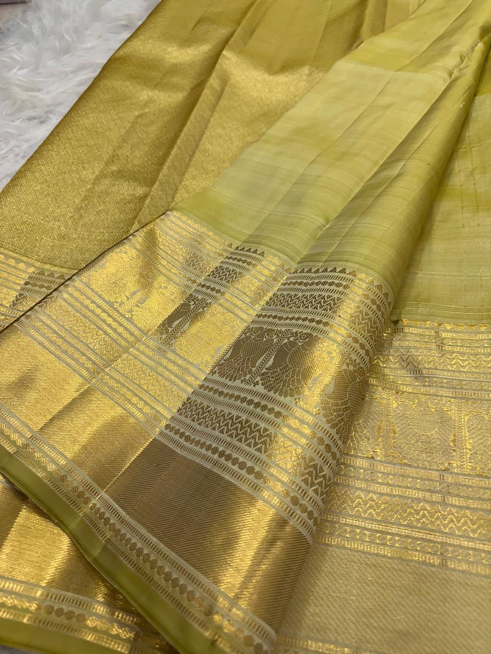 Peridot Green pure silk Kanjeevaram saree, Varisaipet weave with Gold Zari border — body weave close-up