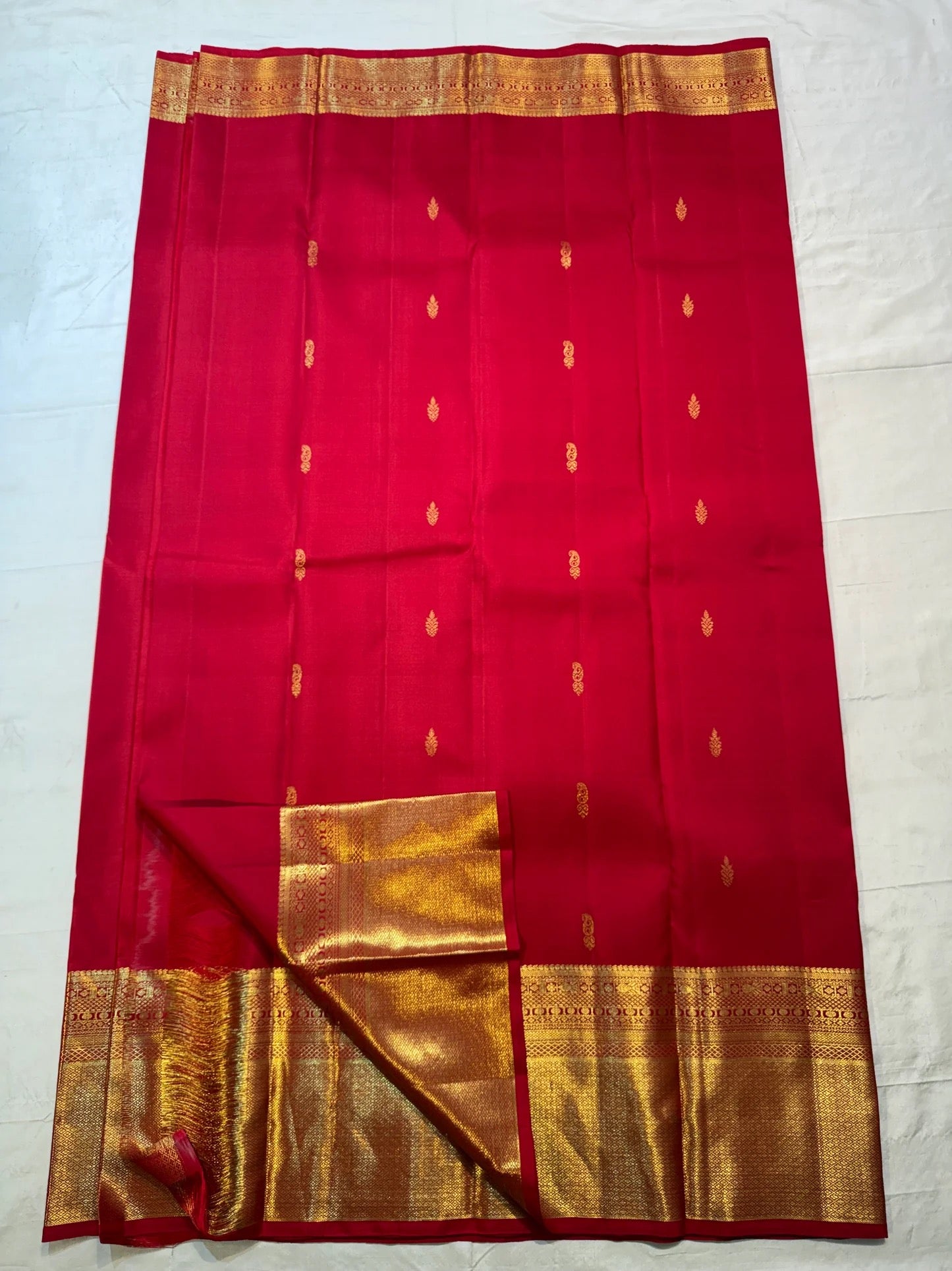 Full decorative view highlighting alternating Butta motifs, broad zari border and rich pallu.
