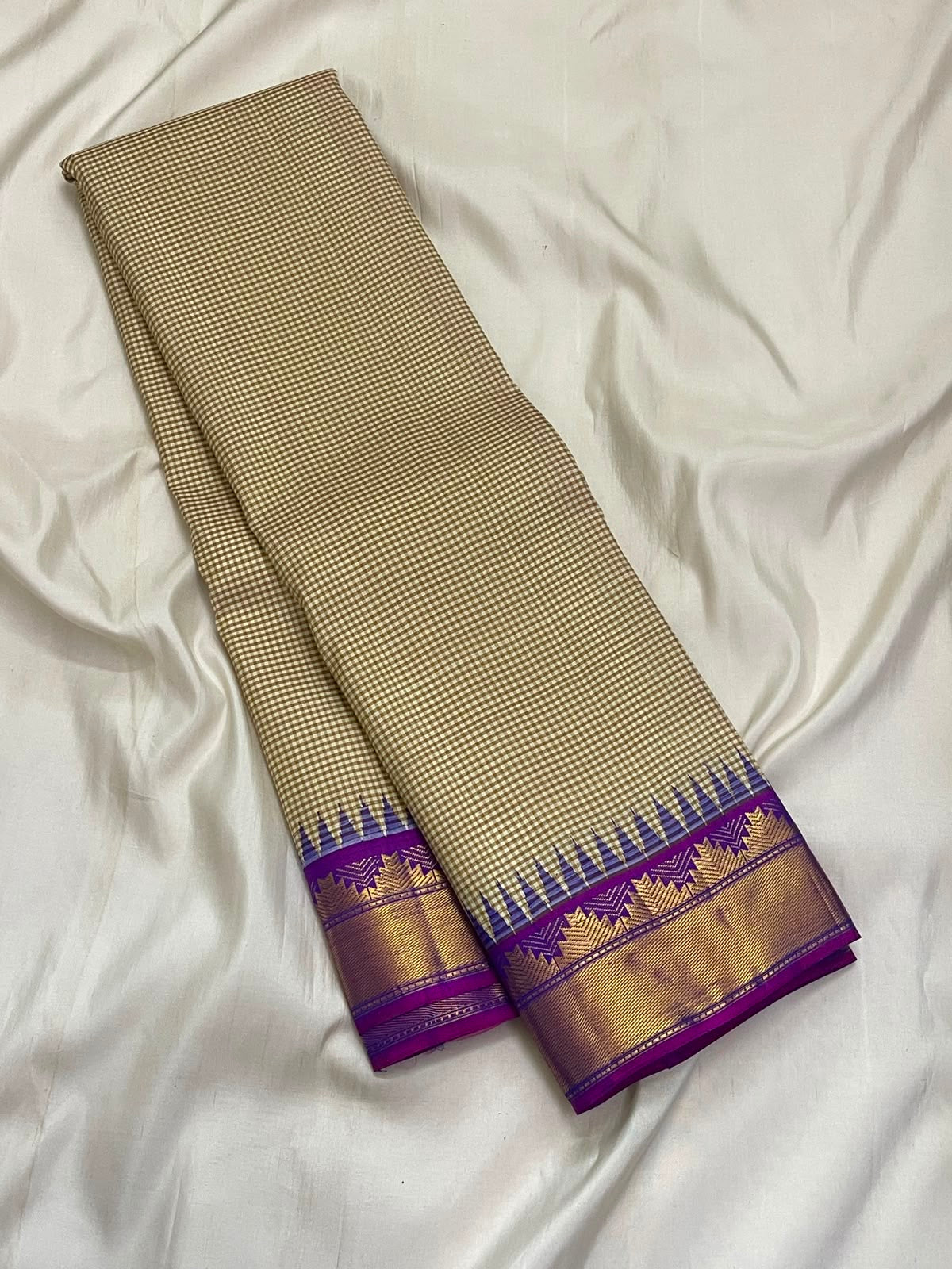 Pillayar Reku zari border detail on the warm ivory taupe Kanchipuram saree