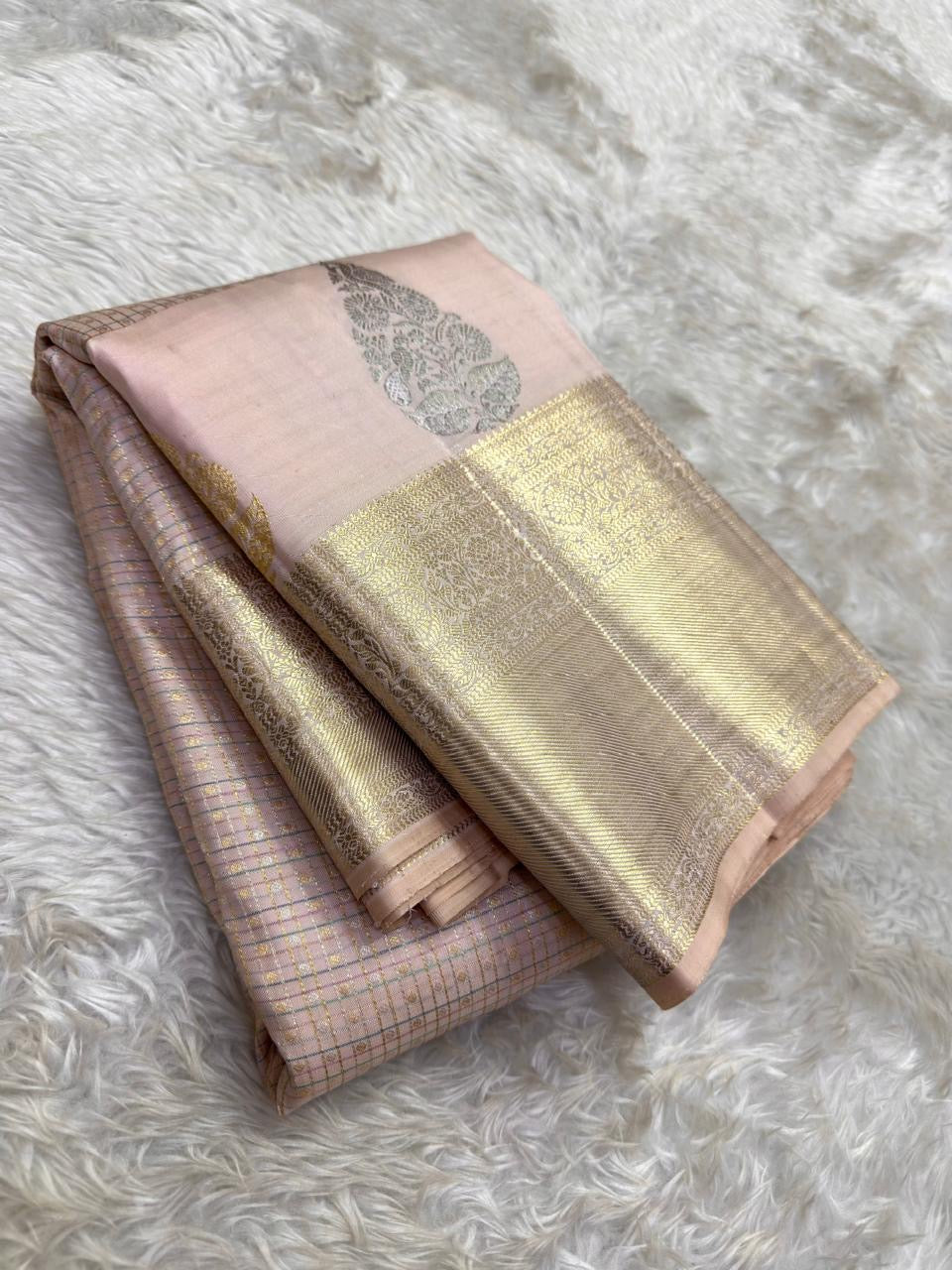 Pink Kanchipattu silk saree zari kattam pallu view
