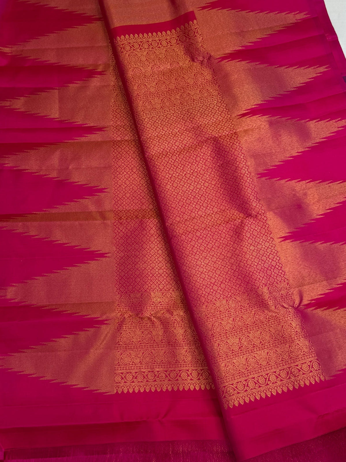 Rani Pink Kanchipuram saree with thazhampoo reku border, border detail