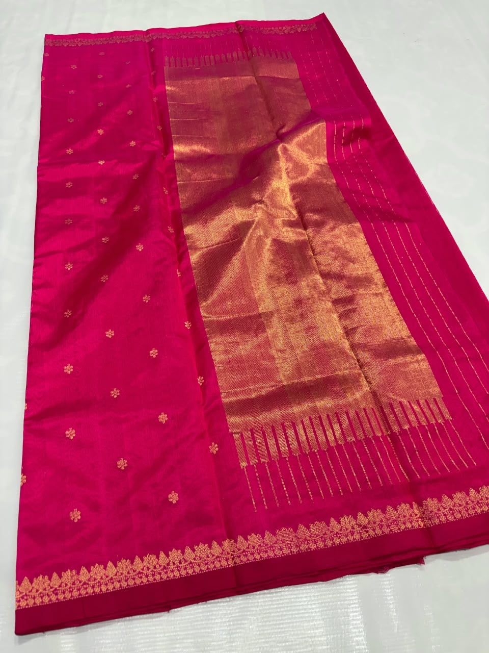 Luminous metallic gold-toned pallu of pink Chanderi saree