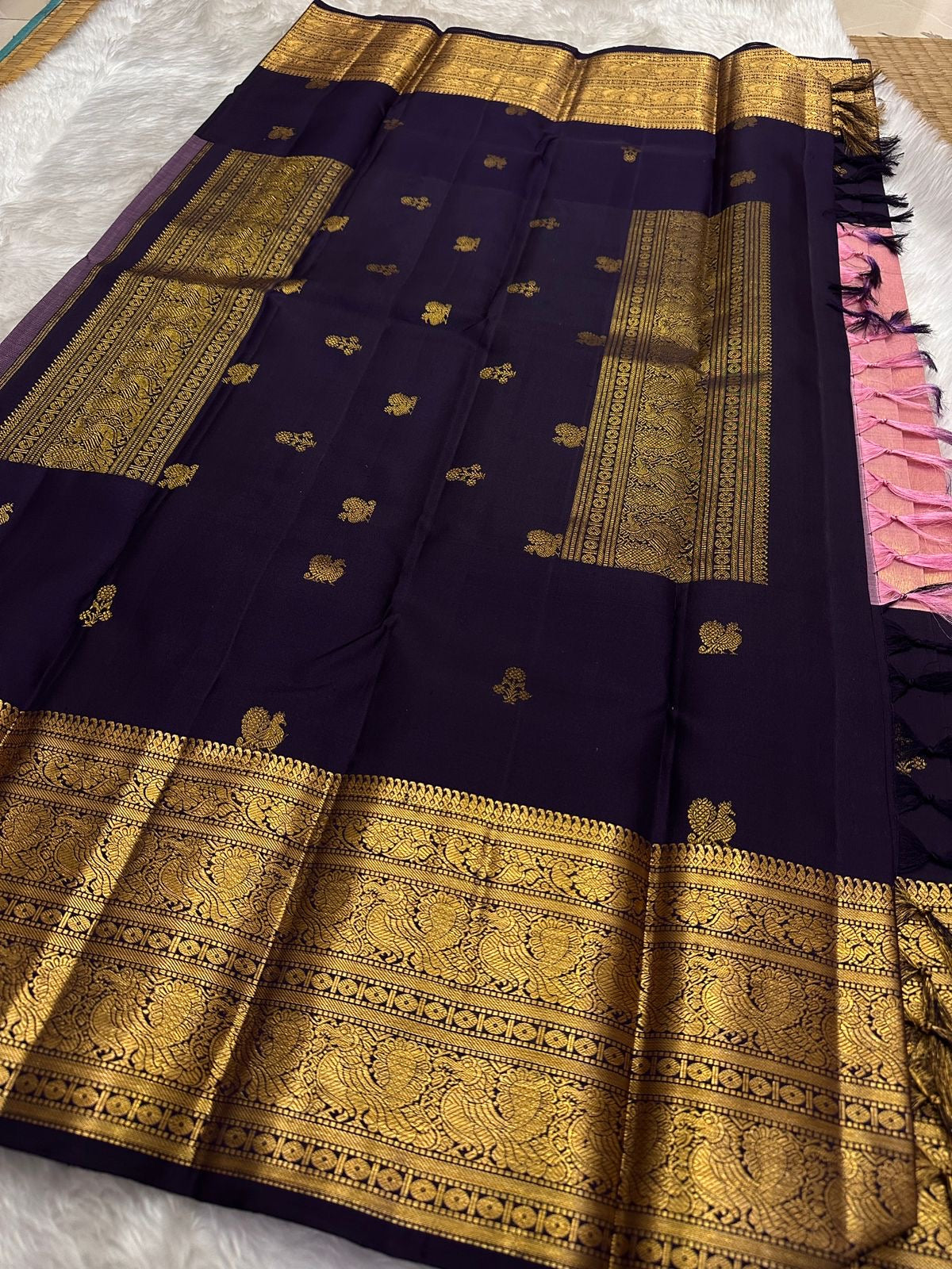 Pink tissue silk KanchiPattu Korvai saree, broad zari border close-up