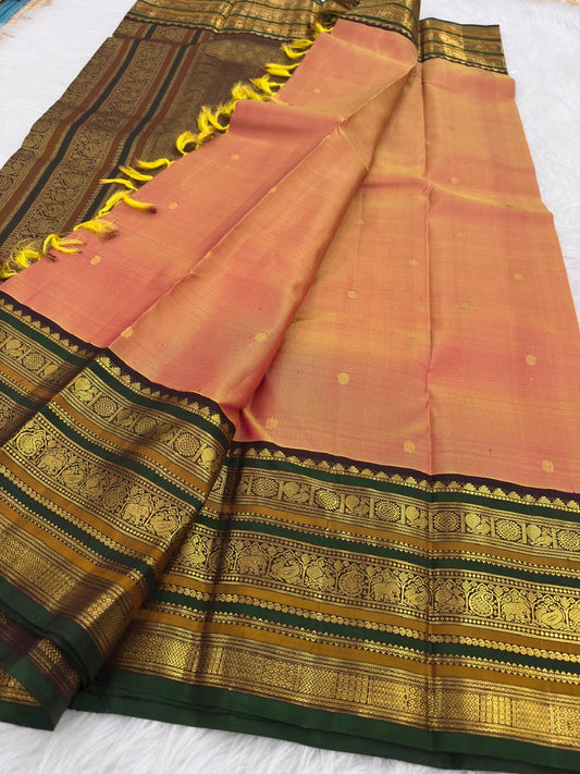 Close-up of Ponvandu antique gold shot-colour silk shimmer, Kanjivaram Varisaipet saree