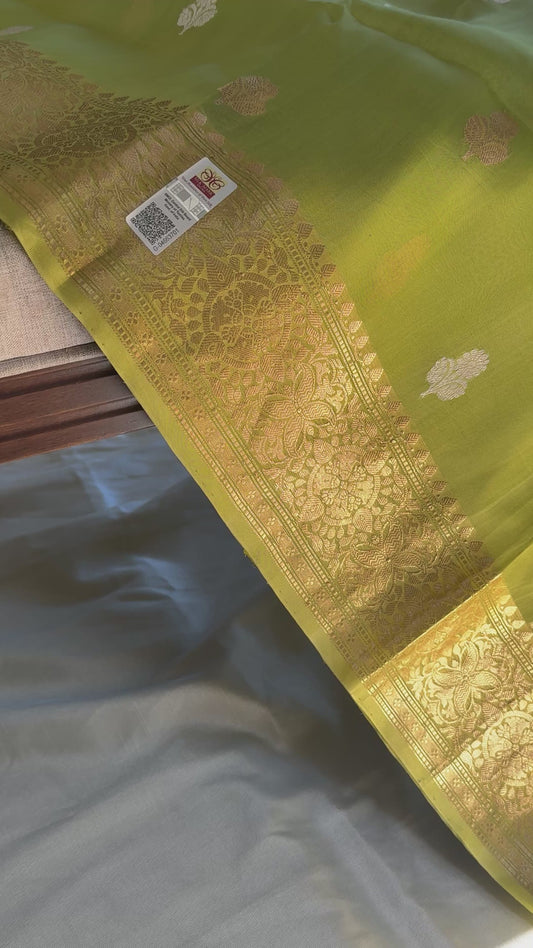 Chartreuse Glow – Pure Ektara Kora Banarasi Saree
Handloom & Handwoven with Authentic Kadhua Sona-Roopa Bootas
Grand Floral Zari Border & Lustrous Pallu
Full Zari Striped Blouse Fabric Attached | Fall & Pico Done ✅
Silk Mark Certified | Ships in Two Weeks