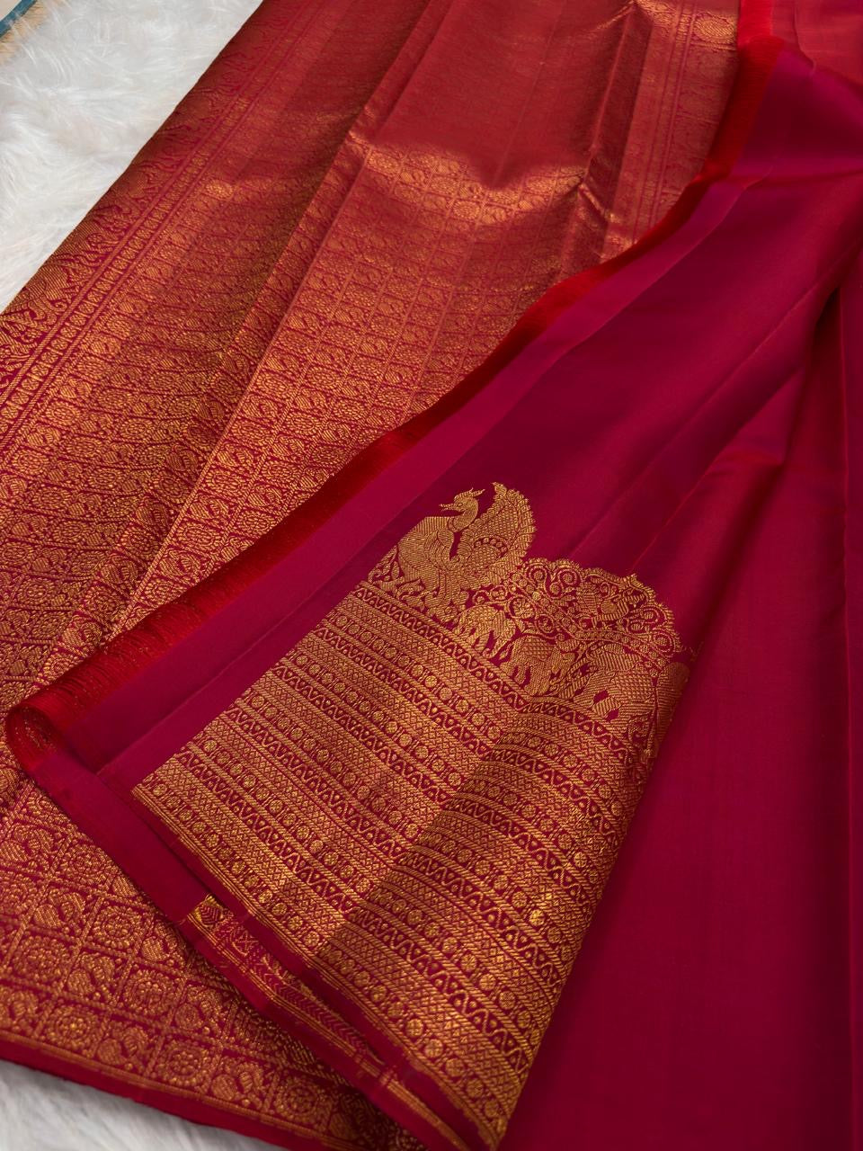 Pure silk Kanjivaram Butta saree in rani pink — border and pallu detail