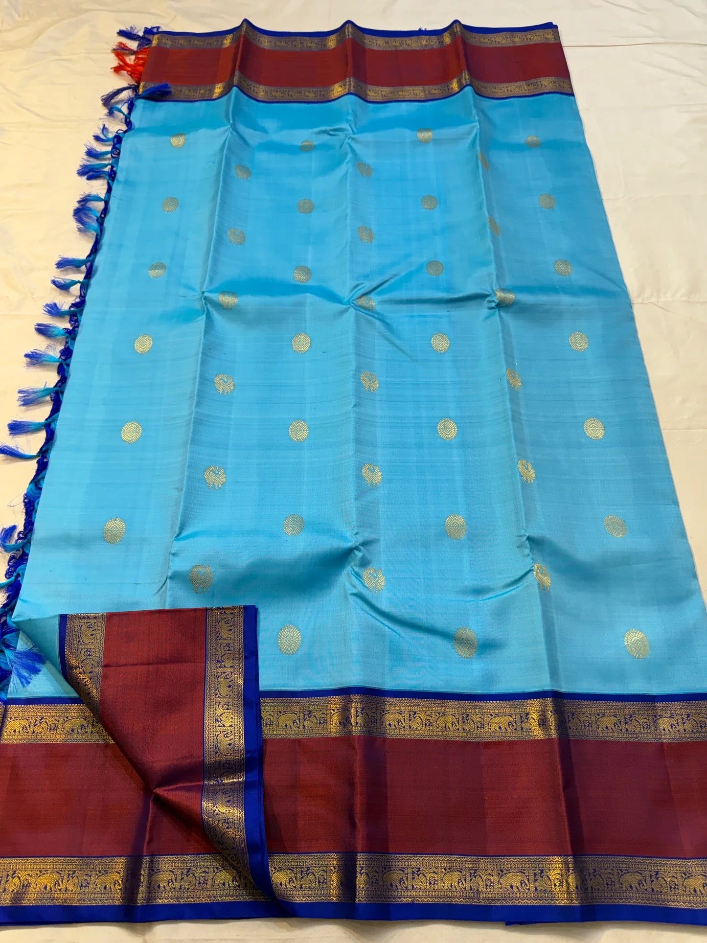 Brick-red Rettapet twin-line border with royal-blue edging on turquoise blue Kanjipuram saree
