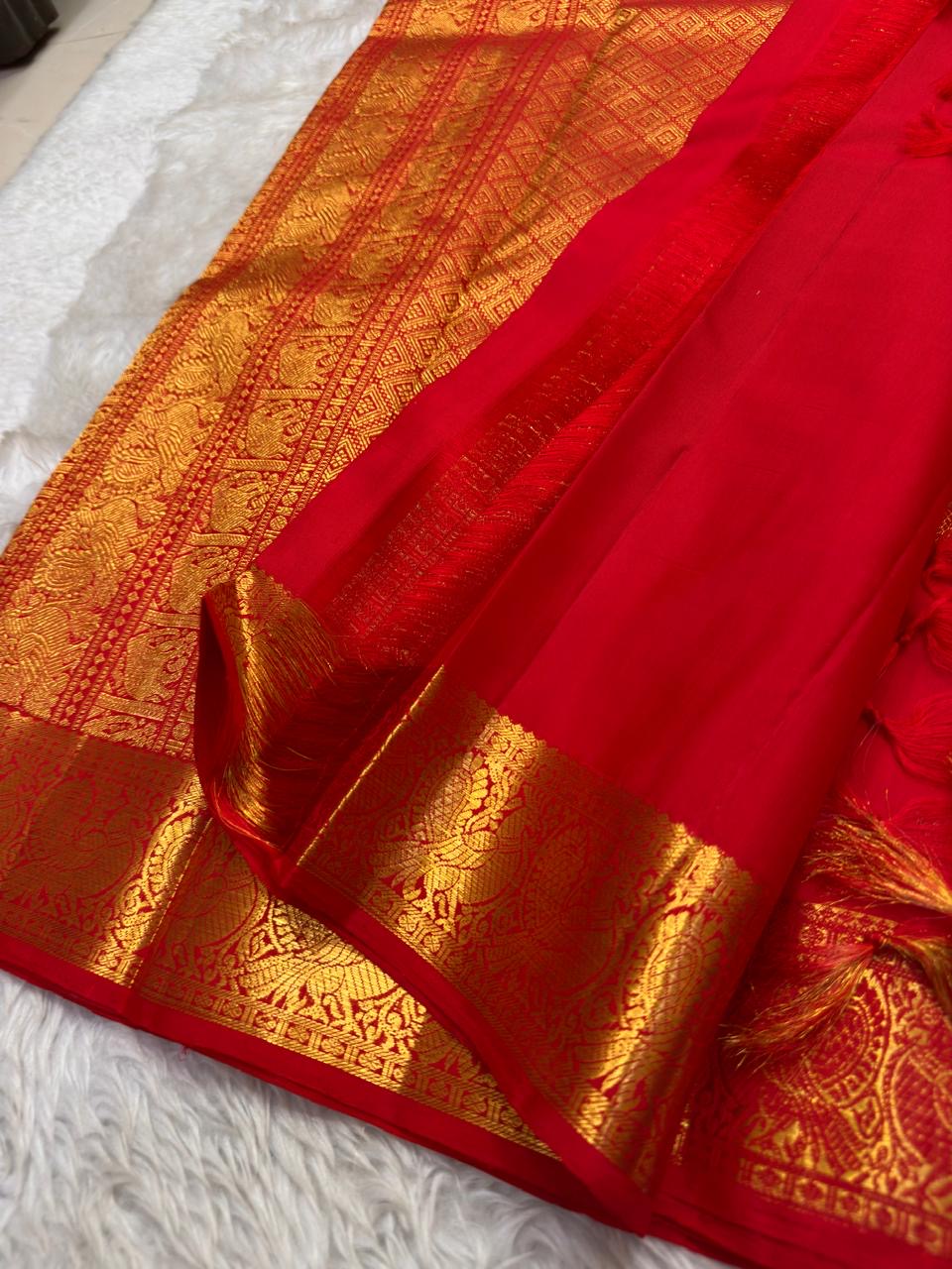 Pure Kanchipuram silk saree with antique gold peacock mayil border – body weave detail