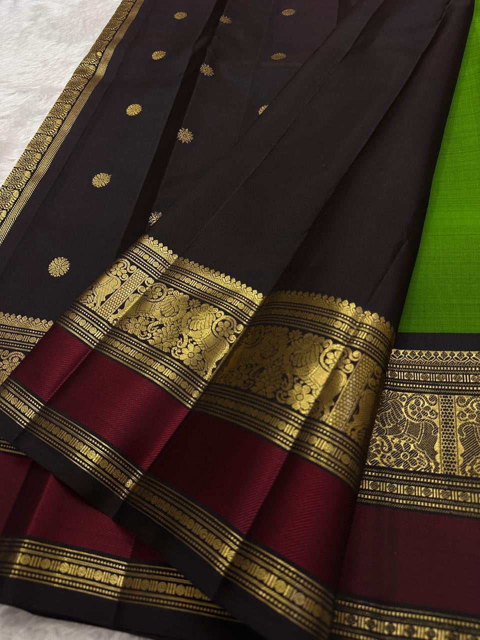 Emerald Green pure silk Kancheepuram saree, Butta weave with Deep Aubergine border — border detail
