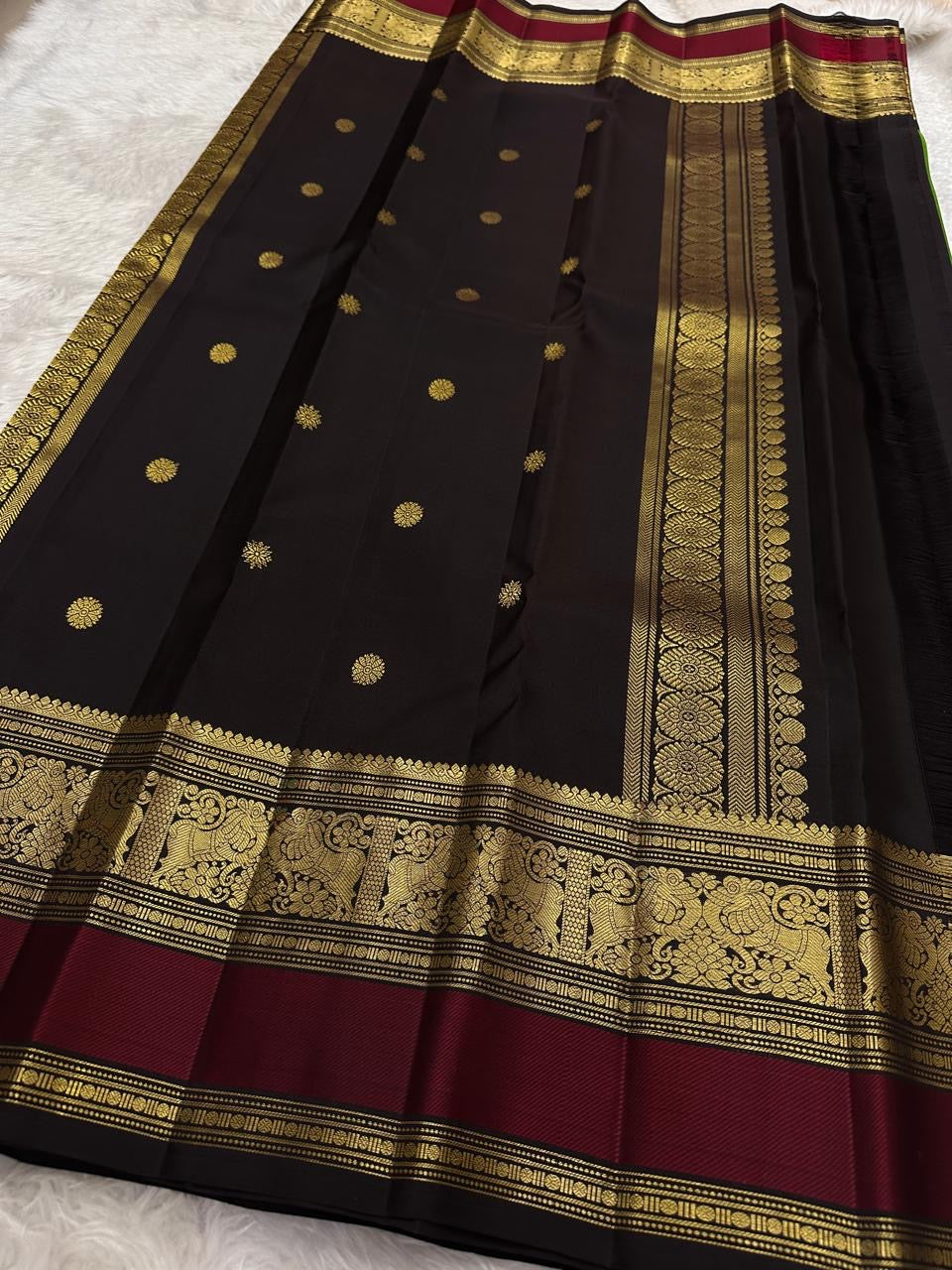 Deep Forest Green pure silk Kanjipuram saree, Butta weave with Deep Aubergine border — additional detail view