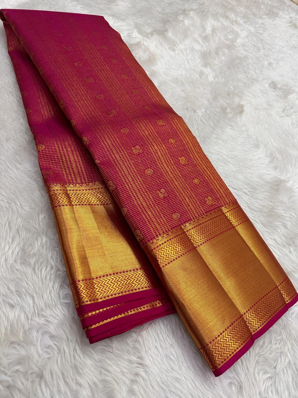 Raspberry pink Kanjeevaram saree full view with zari kattam bands