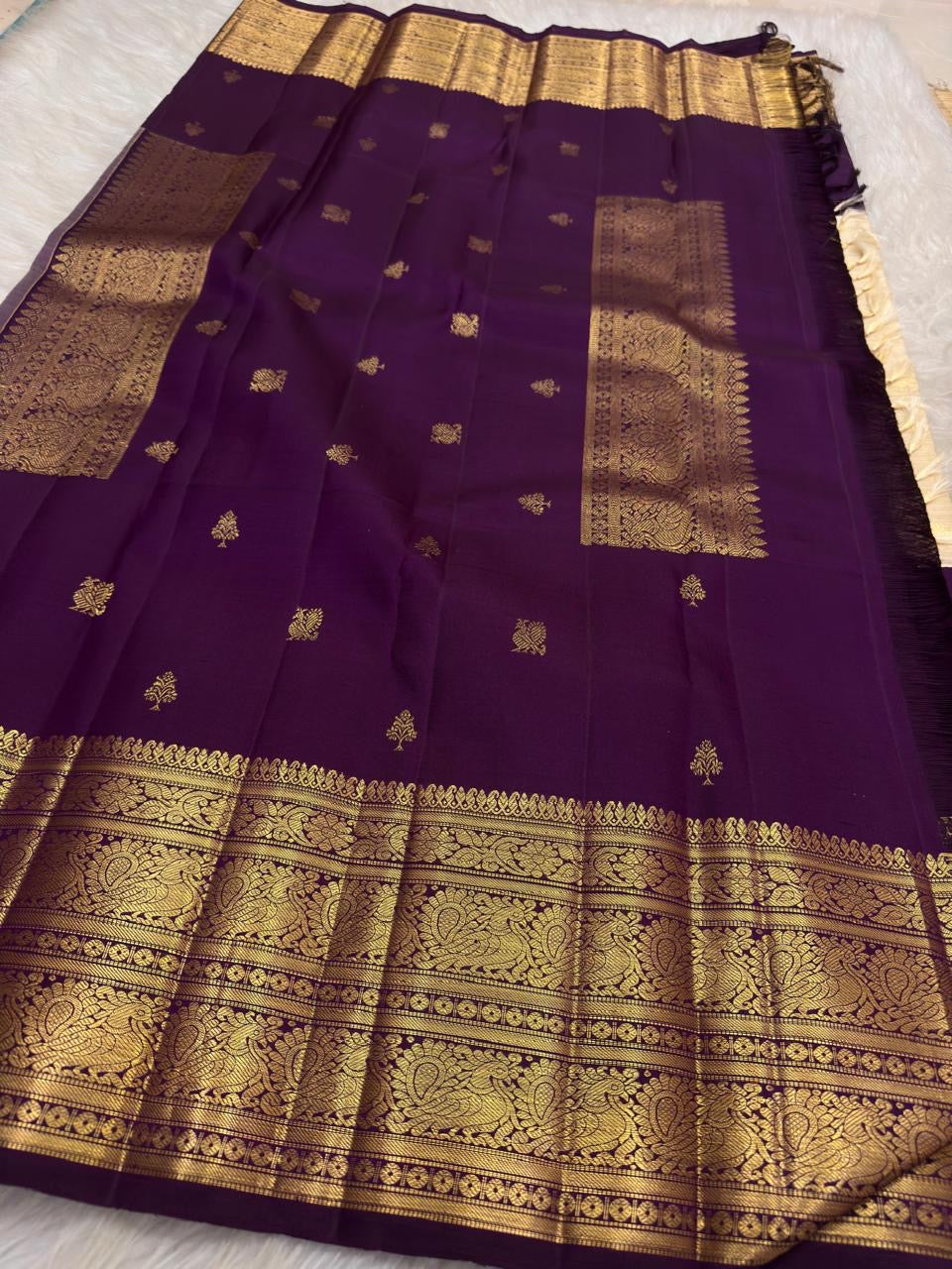 Antique-gold-toned Maanga border with floral creepers.