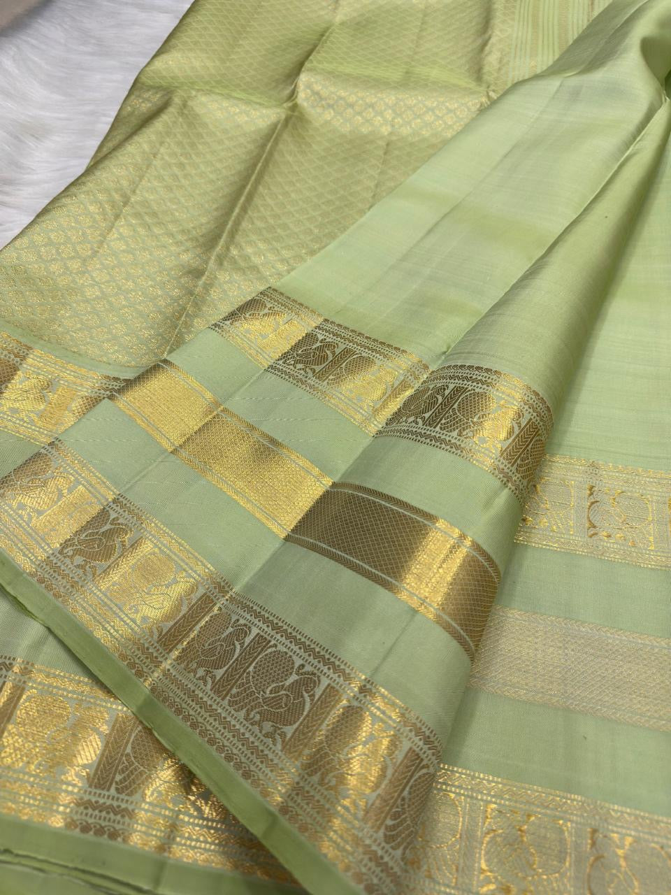 Tender Leaf Green handwoven pure silk Kanchipuram Varisaipet saree with ornamental zari border, image 4.