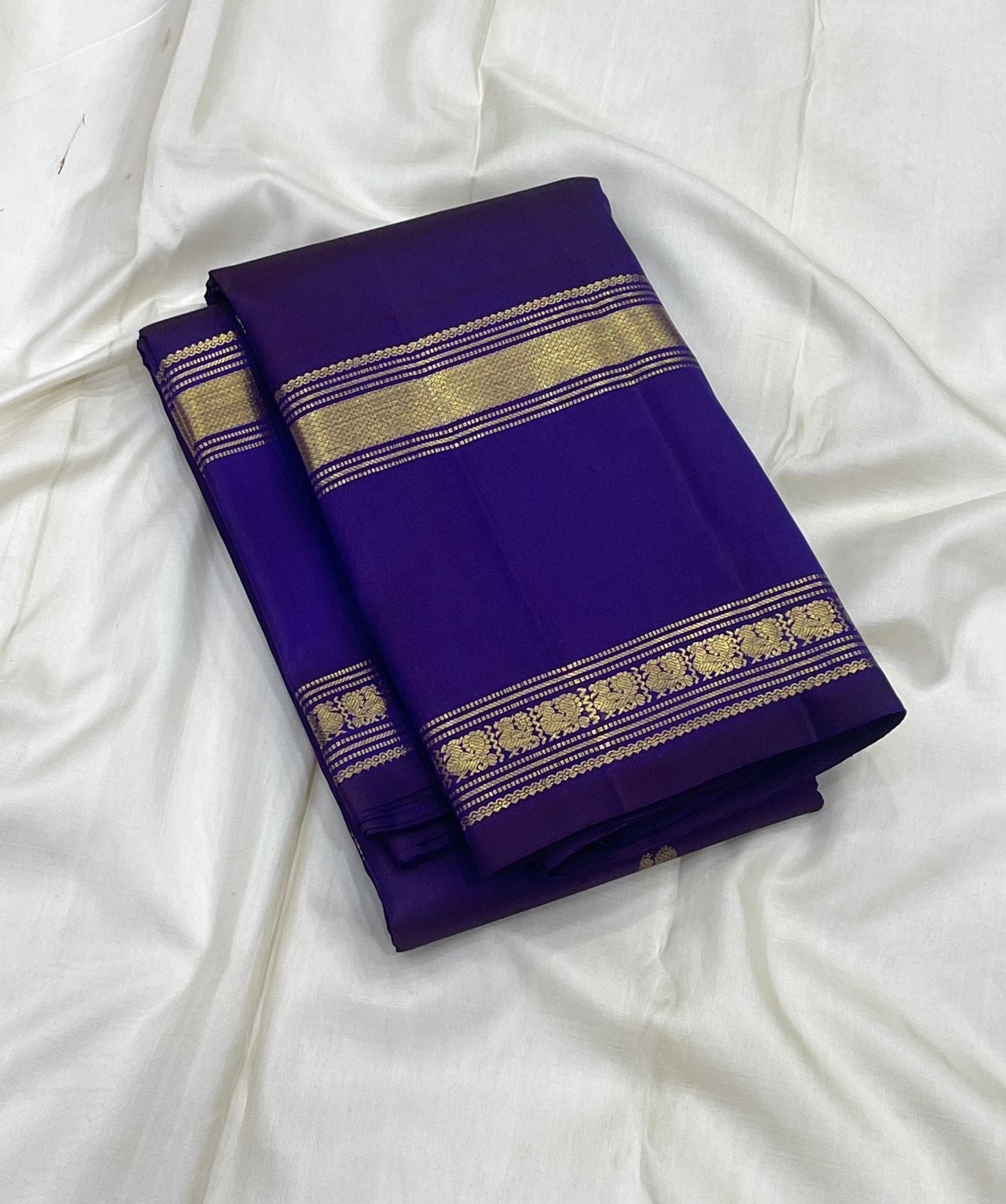 Close view of gold zari bands on Royal Violet Purple Kanchipuram Rettapet saree.