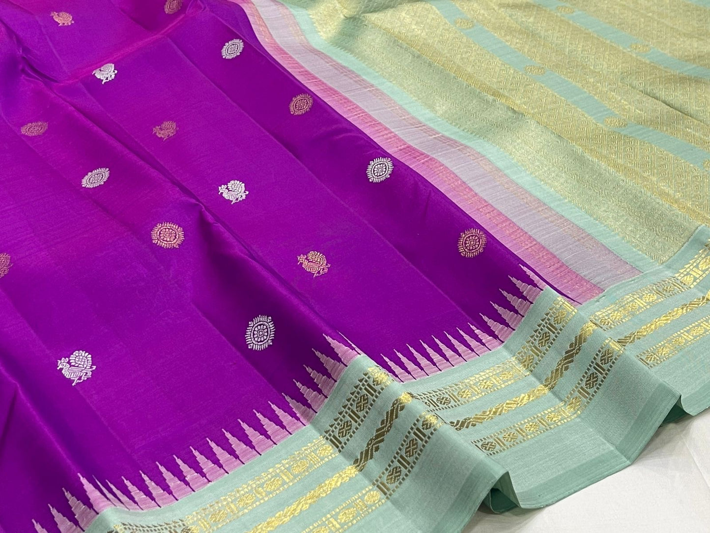 Orchid purple and ice blue handwoven pure silk Kanjipuram saree with Mayil Chakram butta and Korvai Varisaipet border overview