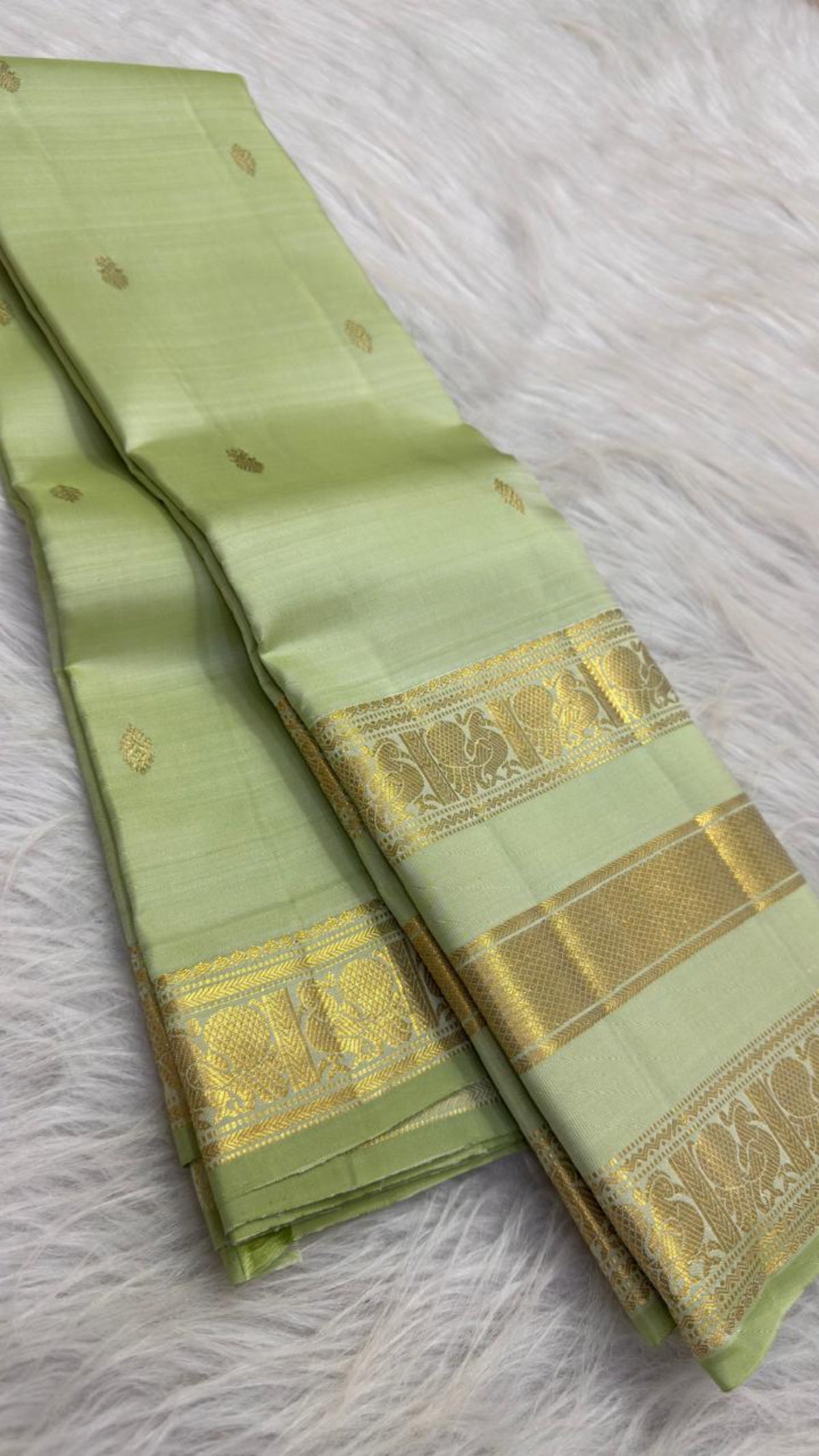 Tender Leaf Green handwoven pure silk Kanchipuram Varisaipet saree with ornamental zari border, image 3.