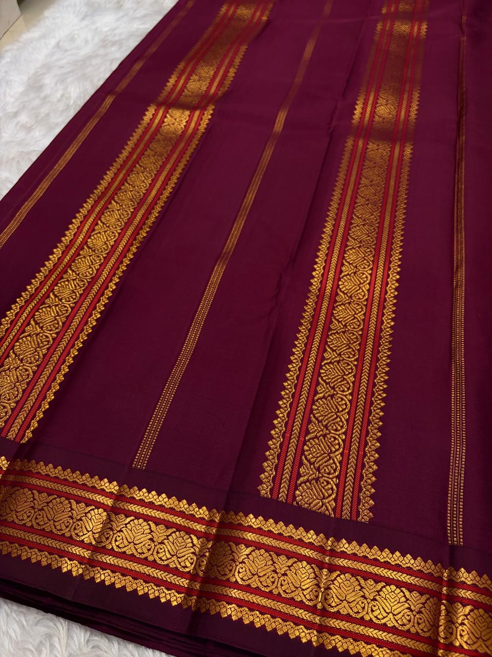 Arakku contrast border showing narrow reku bands, tiny chevrons and delicate leaf-like gold zari edging.
