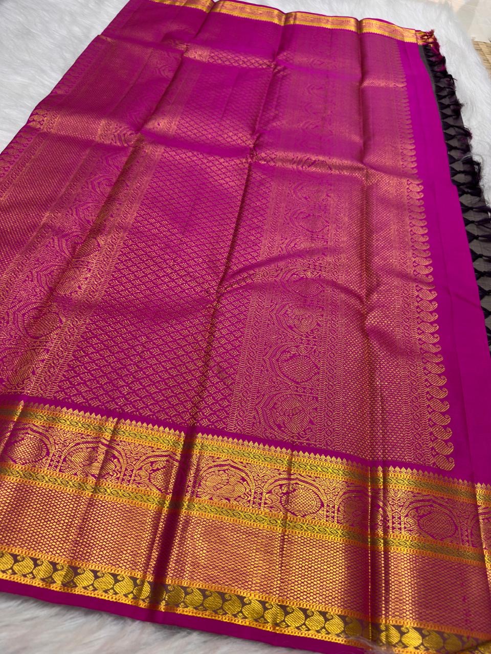 Rani Pink Korvai pallu richly handwoven with dense gold zari geometric and ornamental registers.