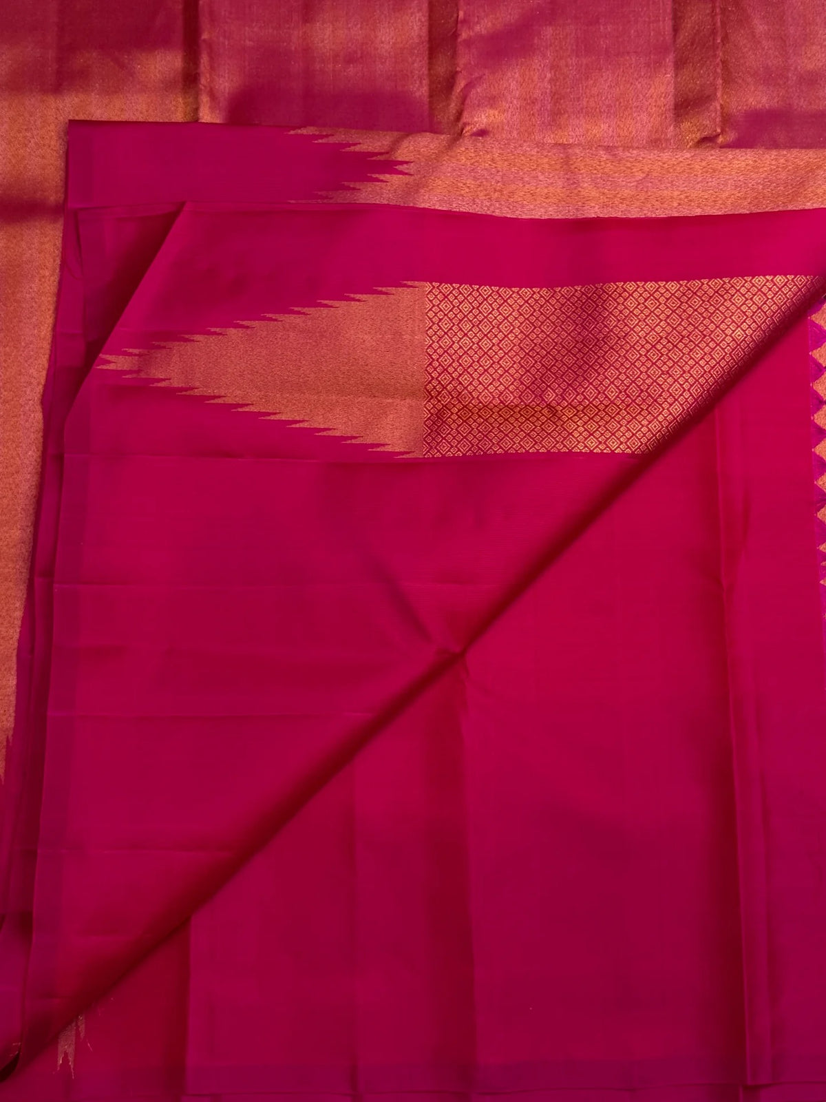 Rani Pink handwoven ettukol Kanchipuram saree, close view of the weave