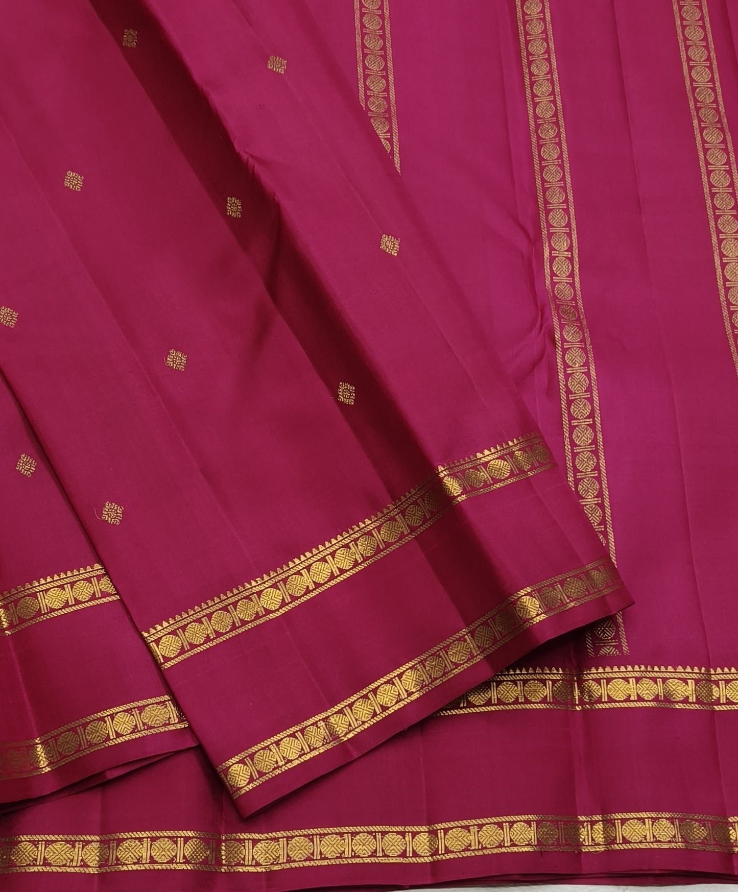 Raspberry pink Kancheepuram pure silk saree with rettapet border – close-up view
