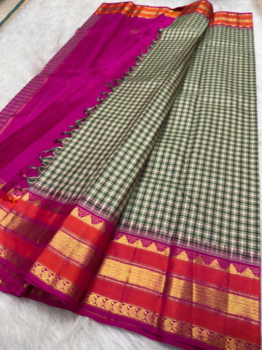Rich Raspberry Pink pallu with elegant zari detailing on Pure Silk Kanchipuram