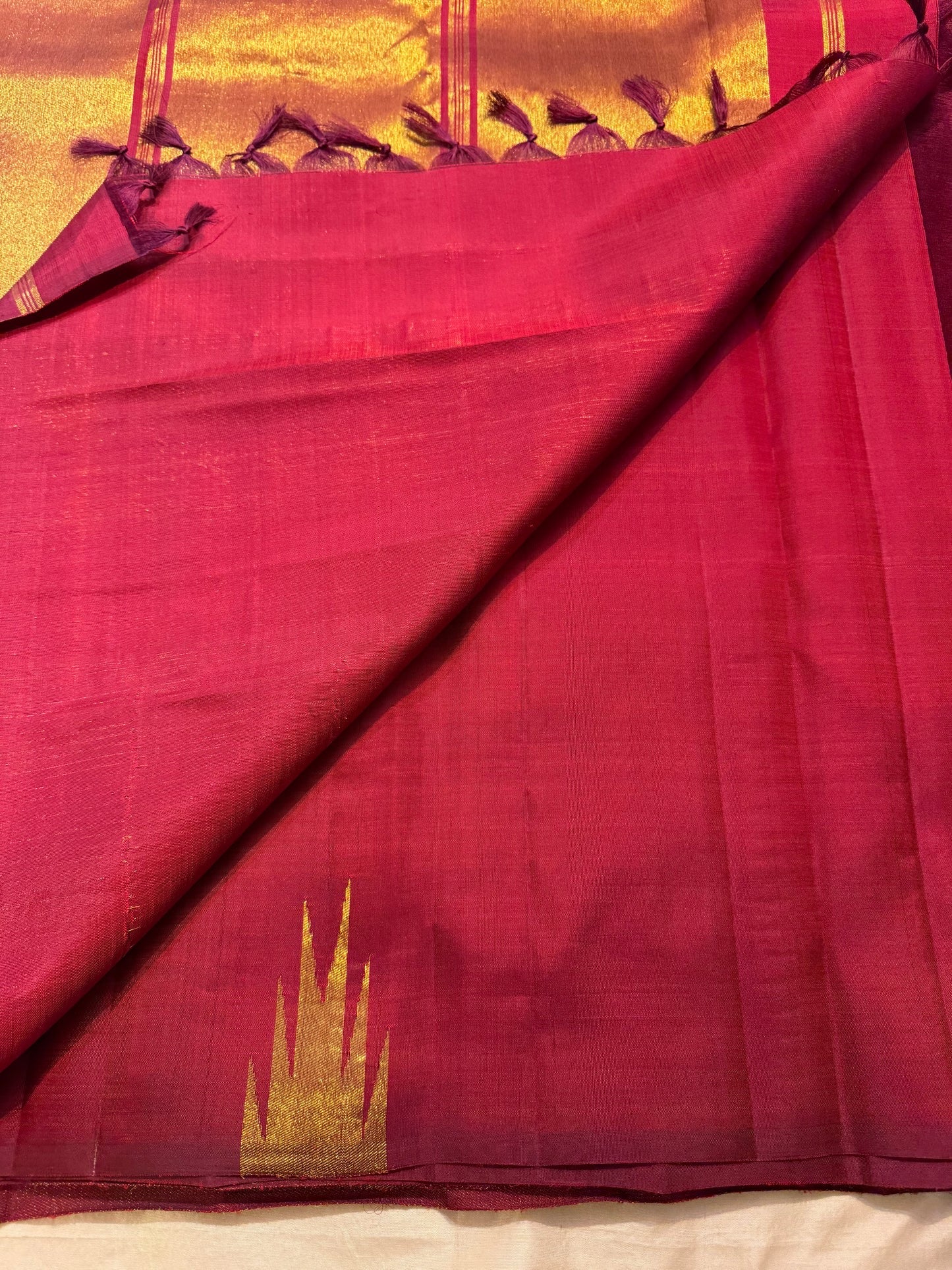 Deep Raspberry Pinkish Red Pure Silk Kanjeevaram Ettukol Saree - body detail