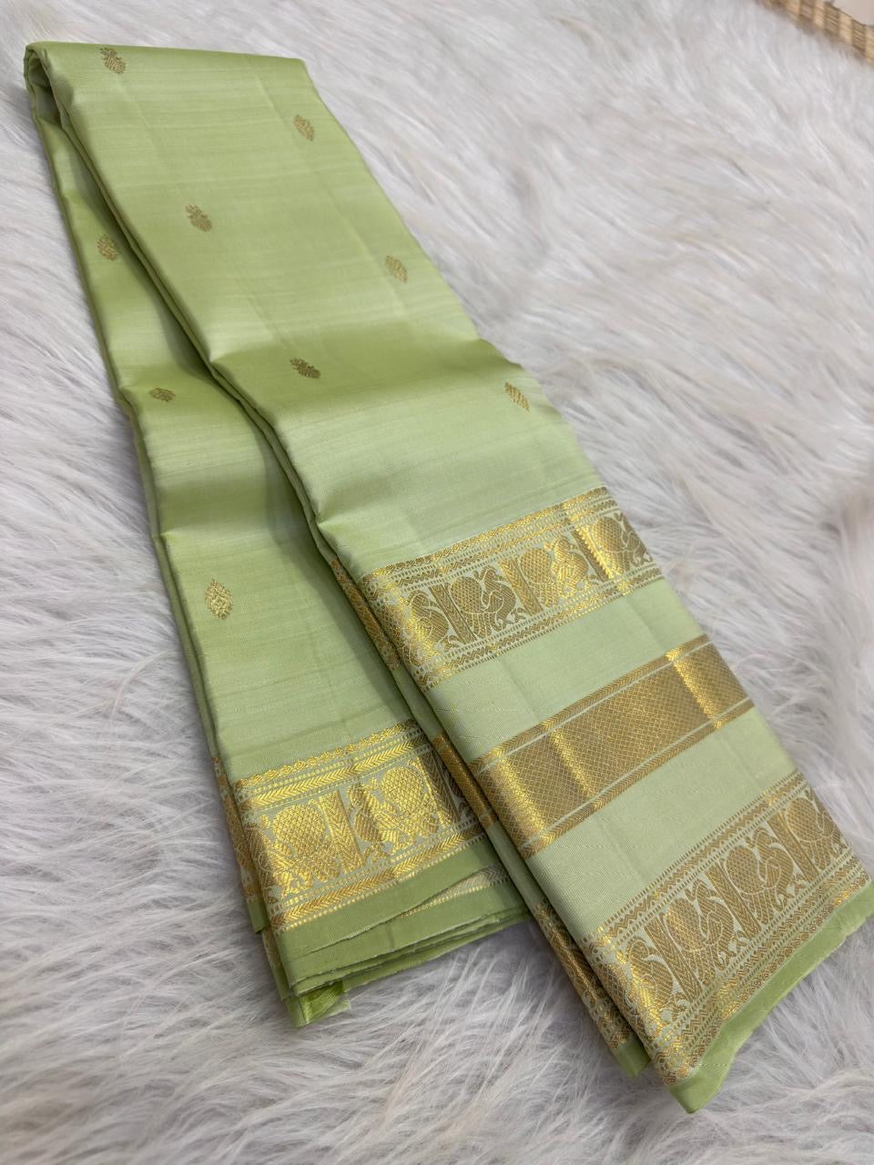 Tender Leaf Green handwoven pure silk Kanchipuram Varisaipet saree with ornamental zari border, image 1.
