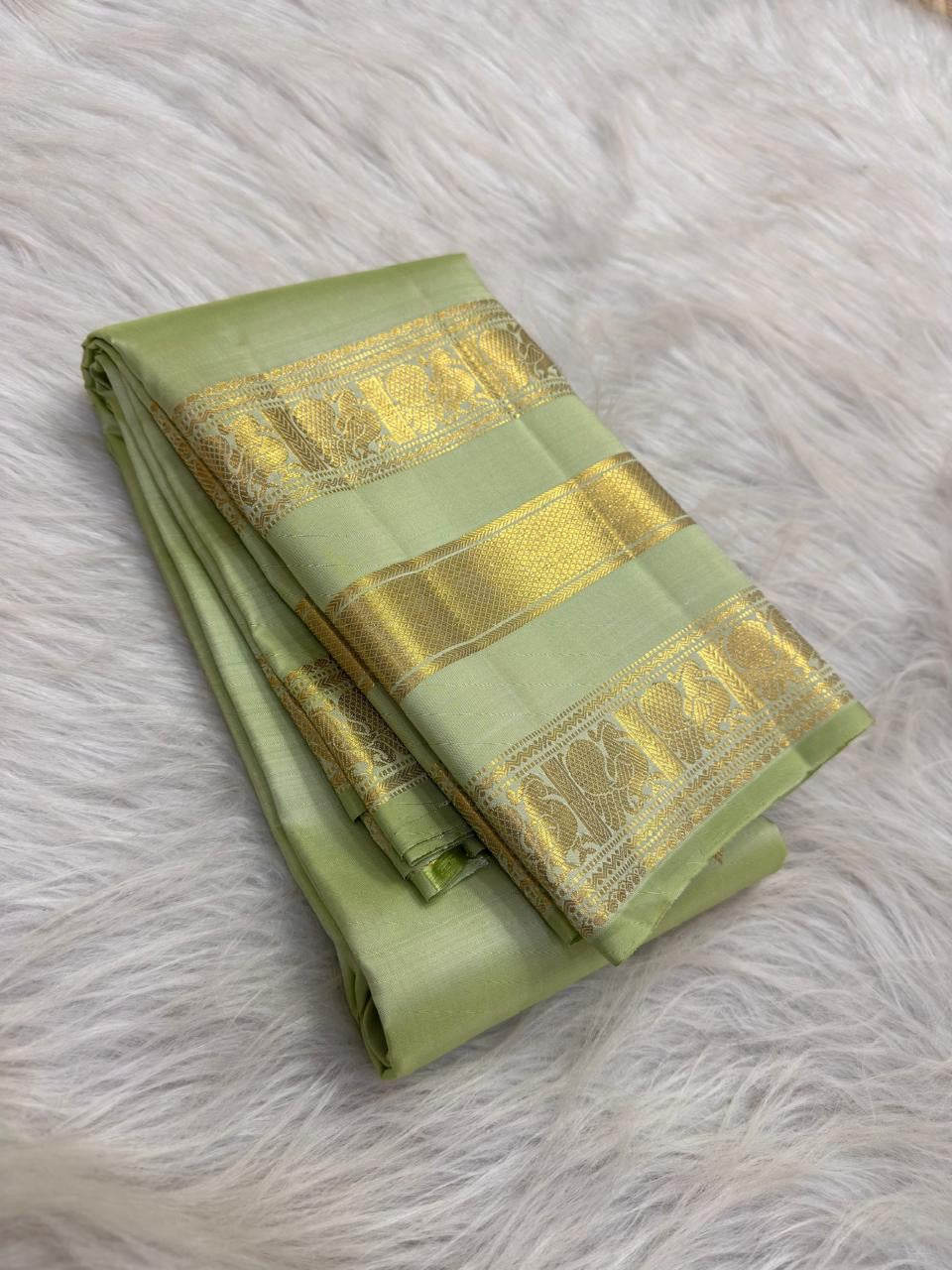Tender Leaf Green handwoven pure silk Kanchipuram Varisaipet saree with ornamental zari border, image 7.