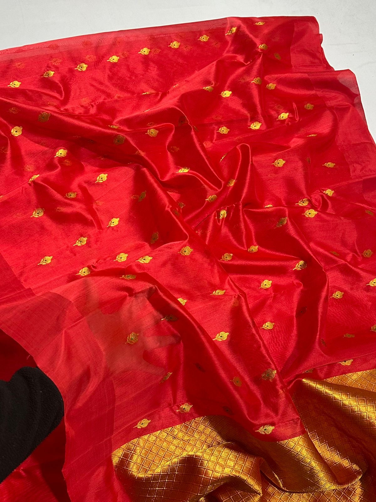 Intricate floral weaving along crimson Chanderi saree edge