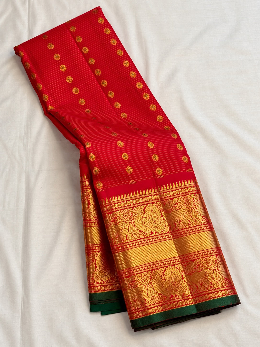 Red handwoven Pure Silk Kanchipuram saree with green-thread Meenakari Kamalam buttas, gold zari border and green selvedge, pallu detail