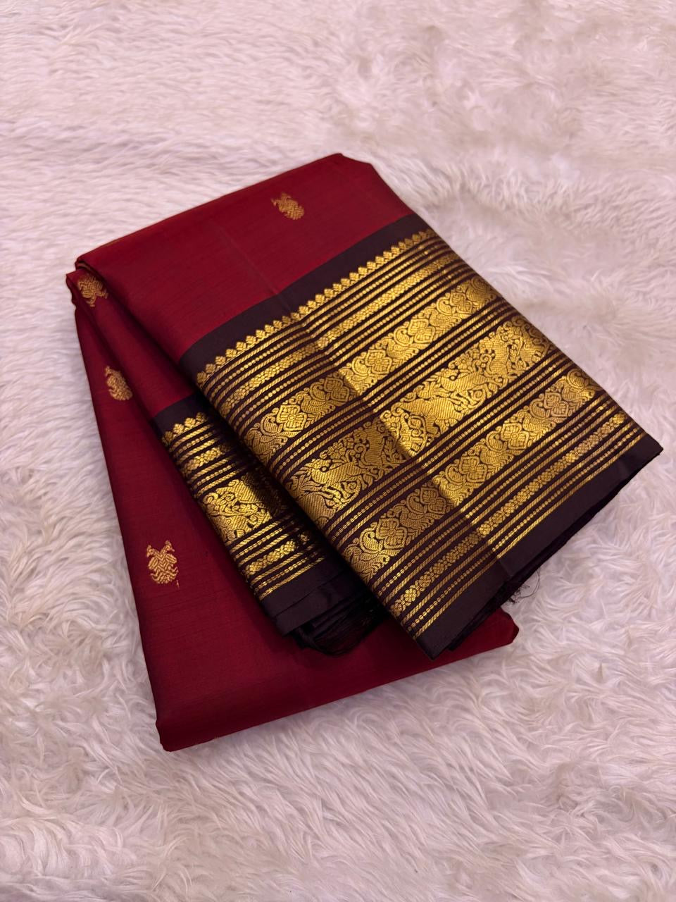 Vermillion red Kanchipuram silk saree with black korvai border detail – Idam Living