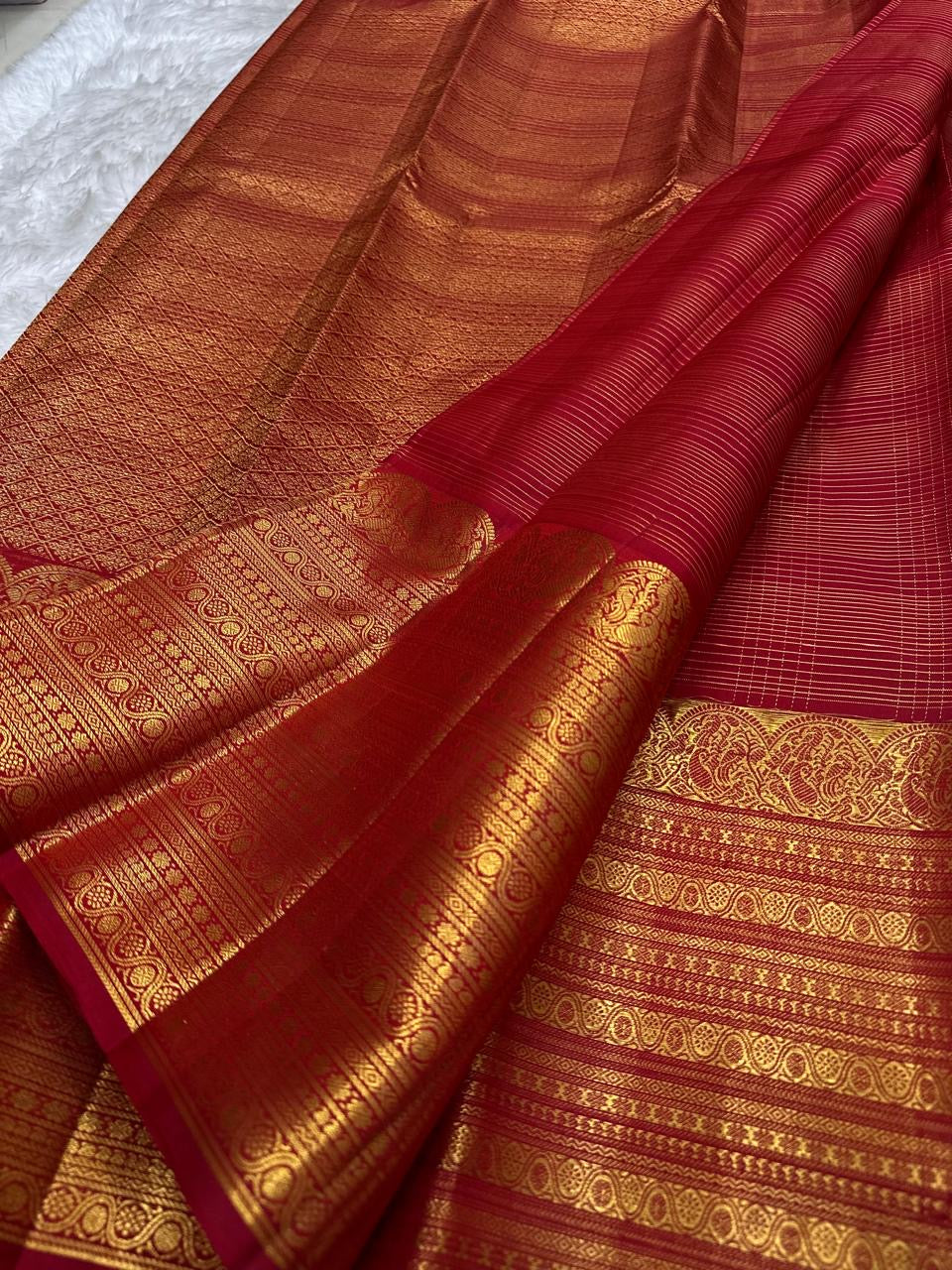 Maanga-inspired curved classic-gold zari forms within the ornamental Kanchipuram border.