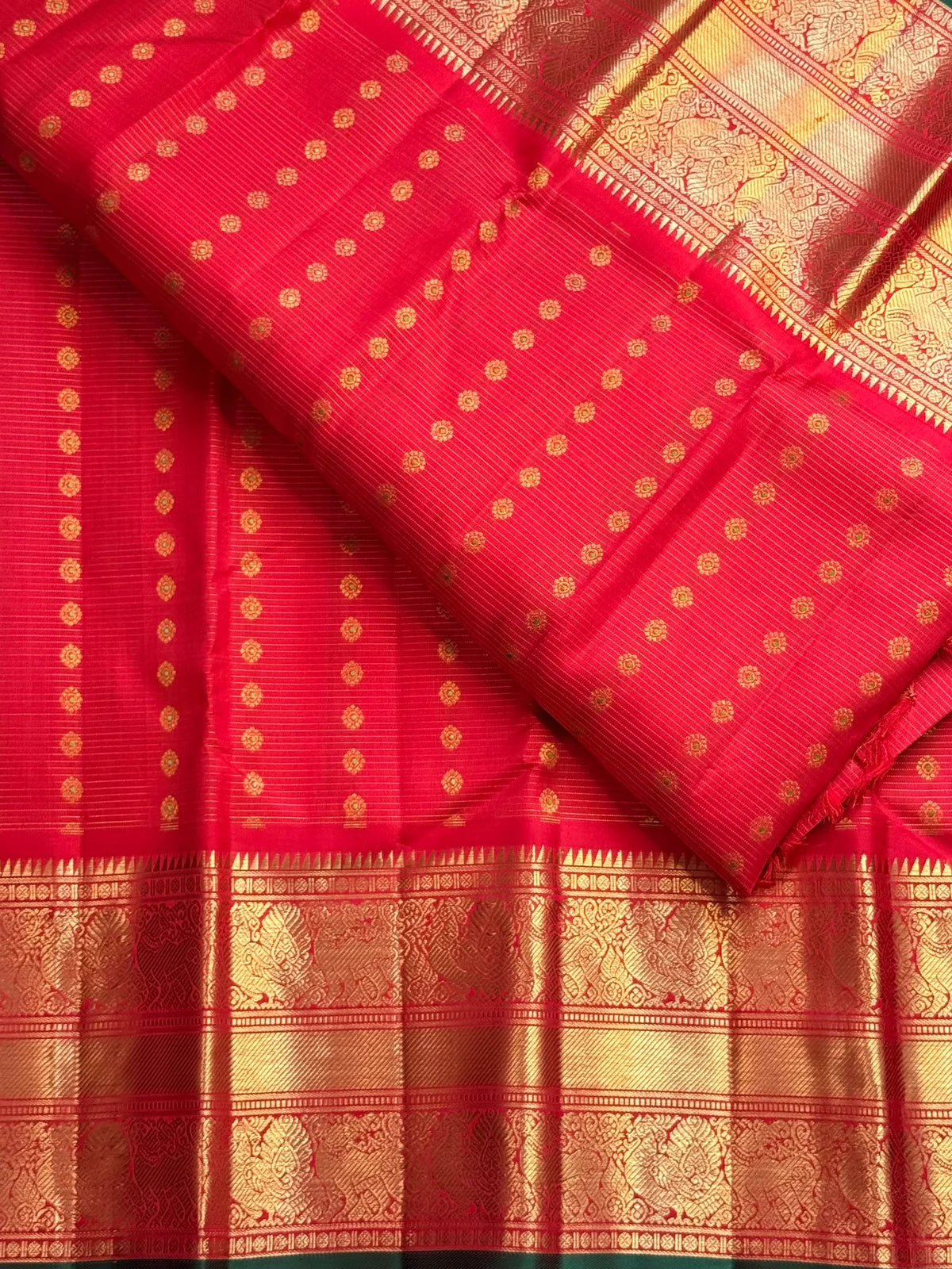 Red handwoven Pure Silk Kanchipuram saree with green-thread Meenakari Kamalam buttas, gold zari border and green selvedge, body weave detail