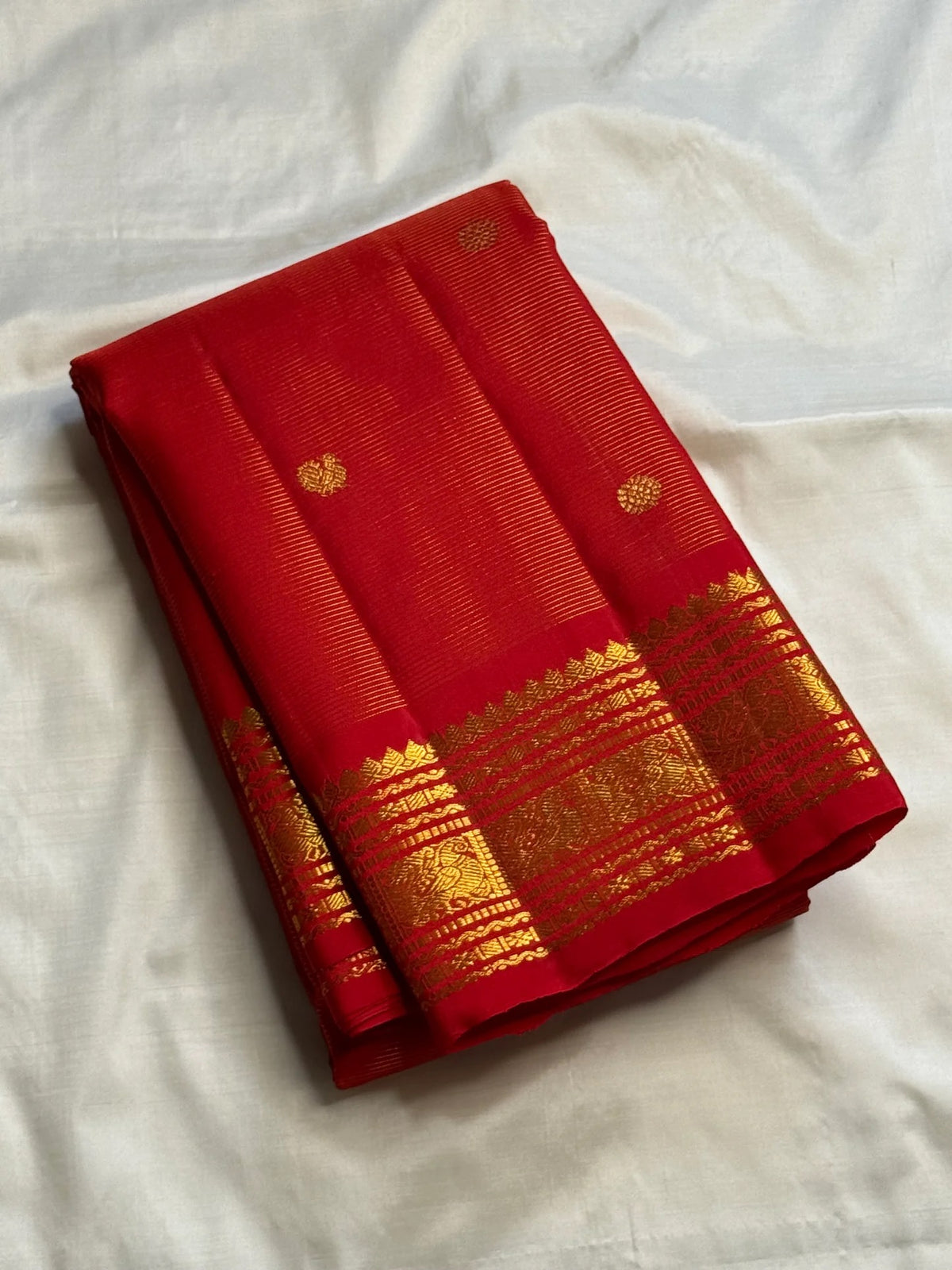 Kumkumam red Vairaoosi Kanjeevaram saree showing the fine zari-lined body