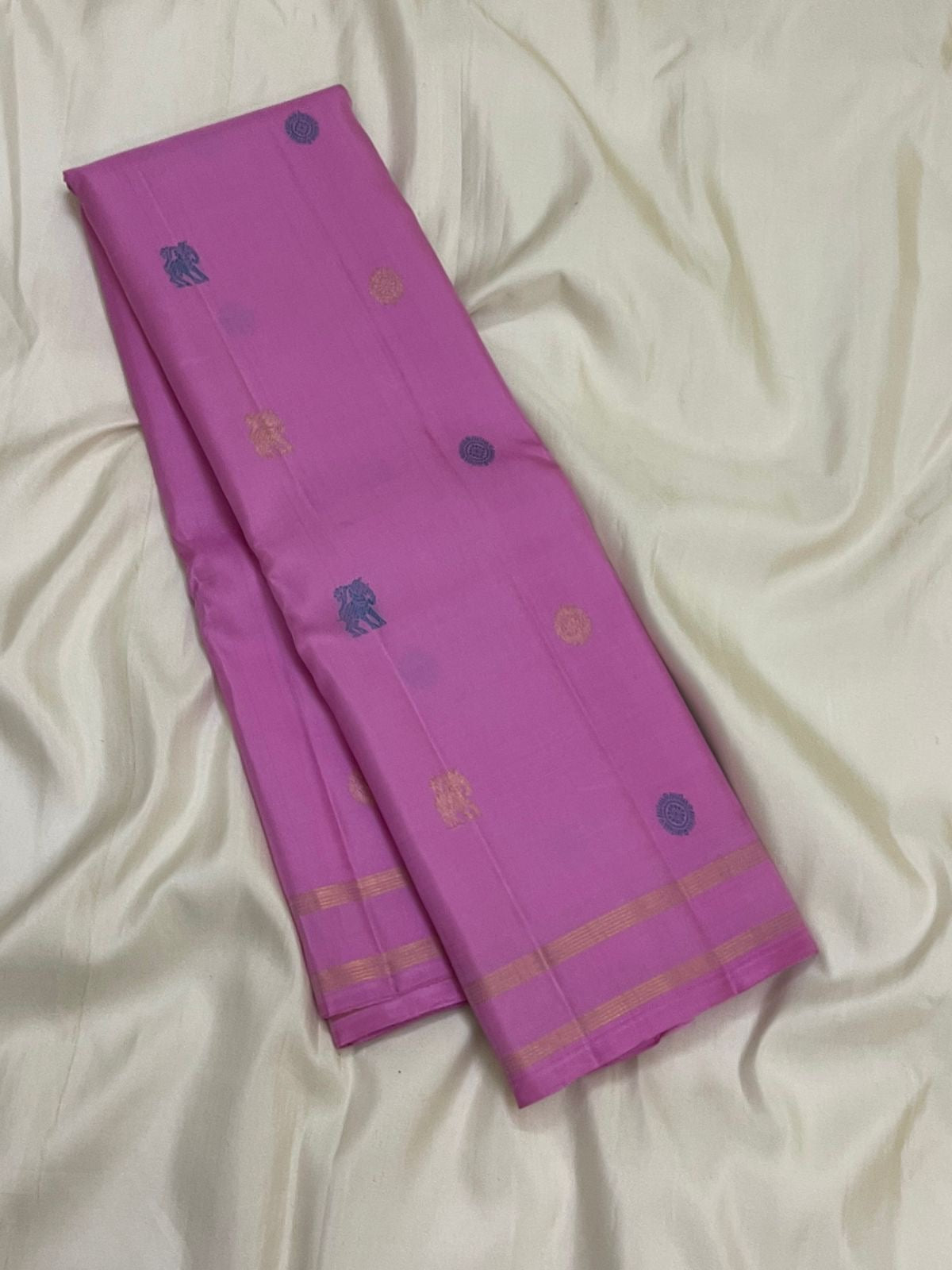 Pallu of rose pink handwoven Kancheepuram silk saree with gold zari border — Idam Living