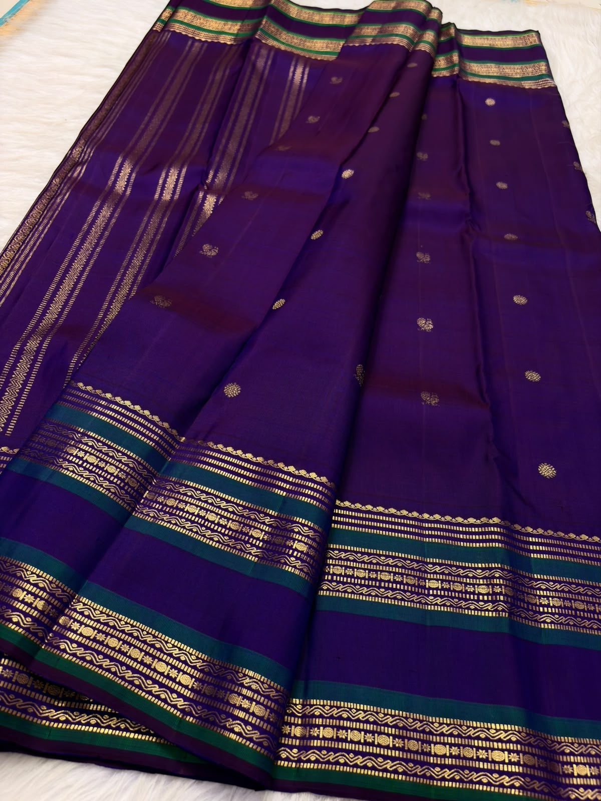 Deep Kathiripoo Purple and Emerald Green handwoven pure silk Kanchipuram Varisaipet saree with zari mayil chakram buttas, image 3.