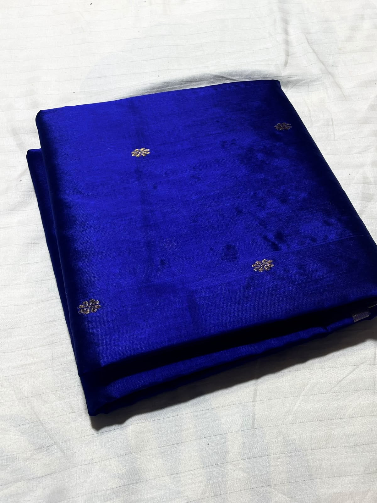 Closely arranged metallic lines across the royal blue Chanderi pallu.