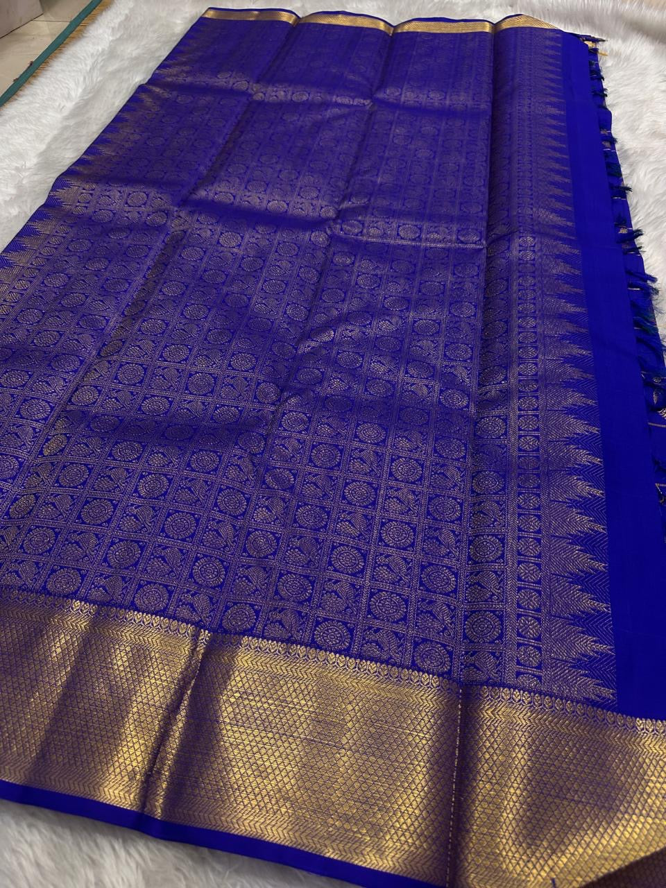 Close-up of handwoven Gandaberunda zari motif on Royal Blue Zari Kattam Pure Silk Kanchipuram saree.