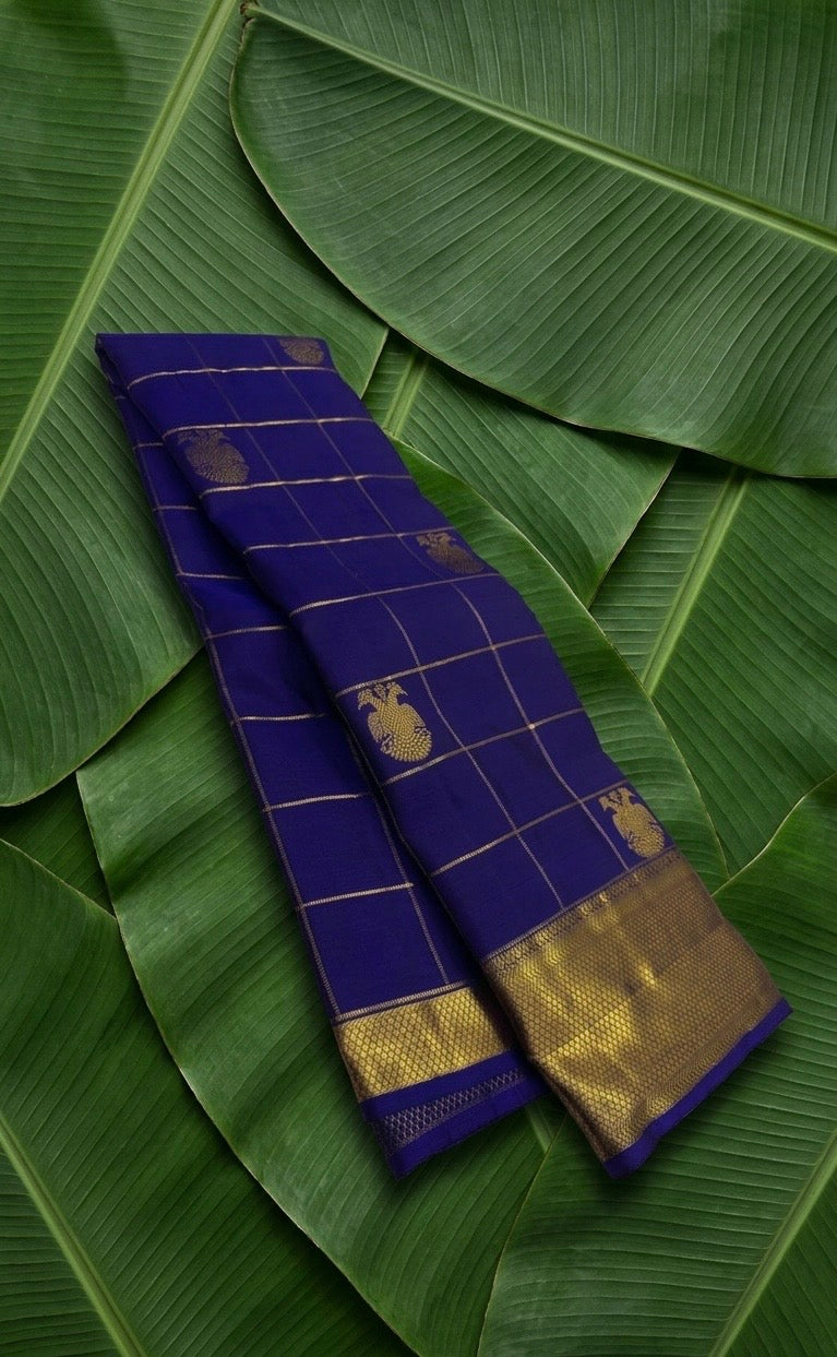 Forest green Kanchipuram silk saree with zari kattam body and ornate gold zari border — Idam Living