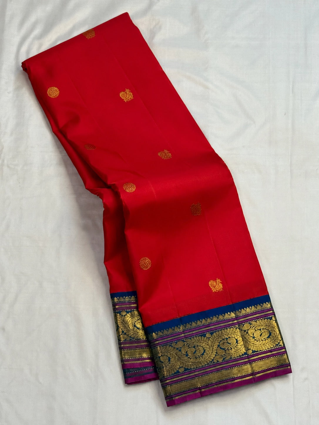 Kodi Malar vines framing dancing Thogai Mayil zari motifs