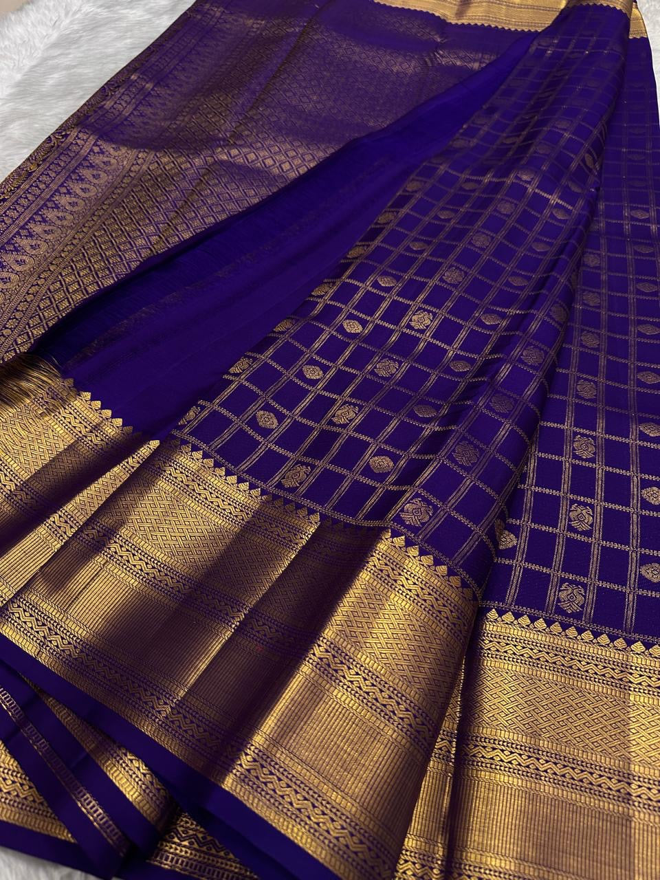 Thick Varisaipet gold zari border on royal blue Kancheepuram saree