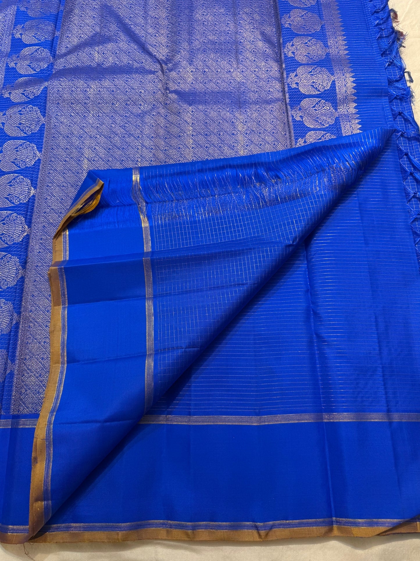 Close-up of the Gandaberunda zari motif on a royal blue Kanjipuram Zari Kattam border