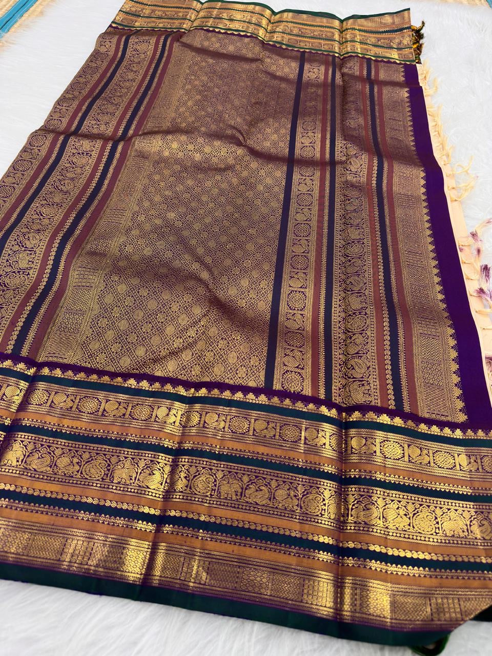Detail of gold zari butta motif on Royal Ivory KanchiPattu Varisaipet silk saree