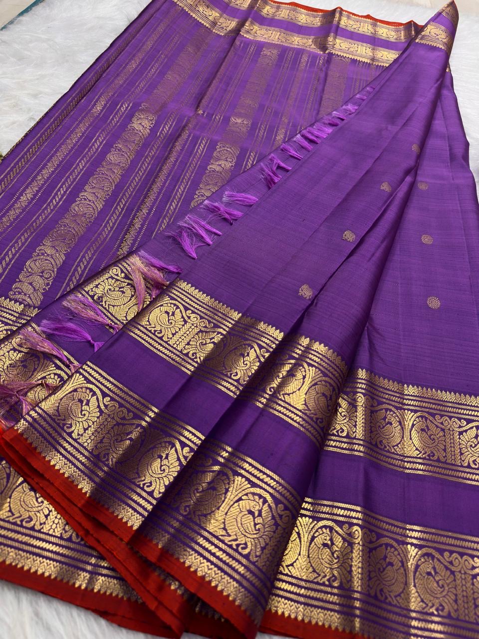 Close view of the peacock archway zari border on a pink lavender Kanjeevaram saree