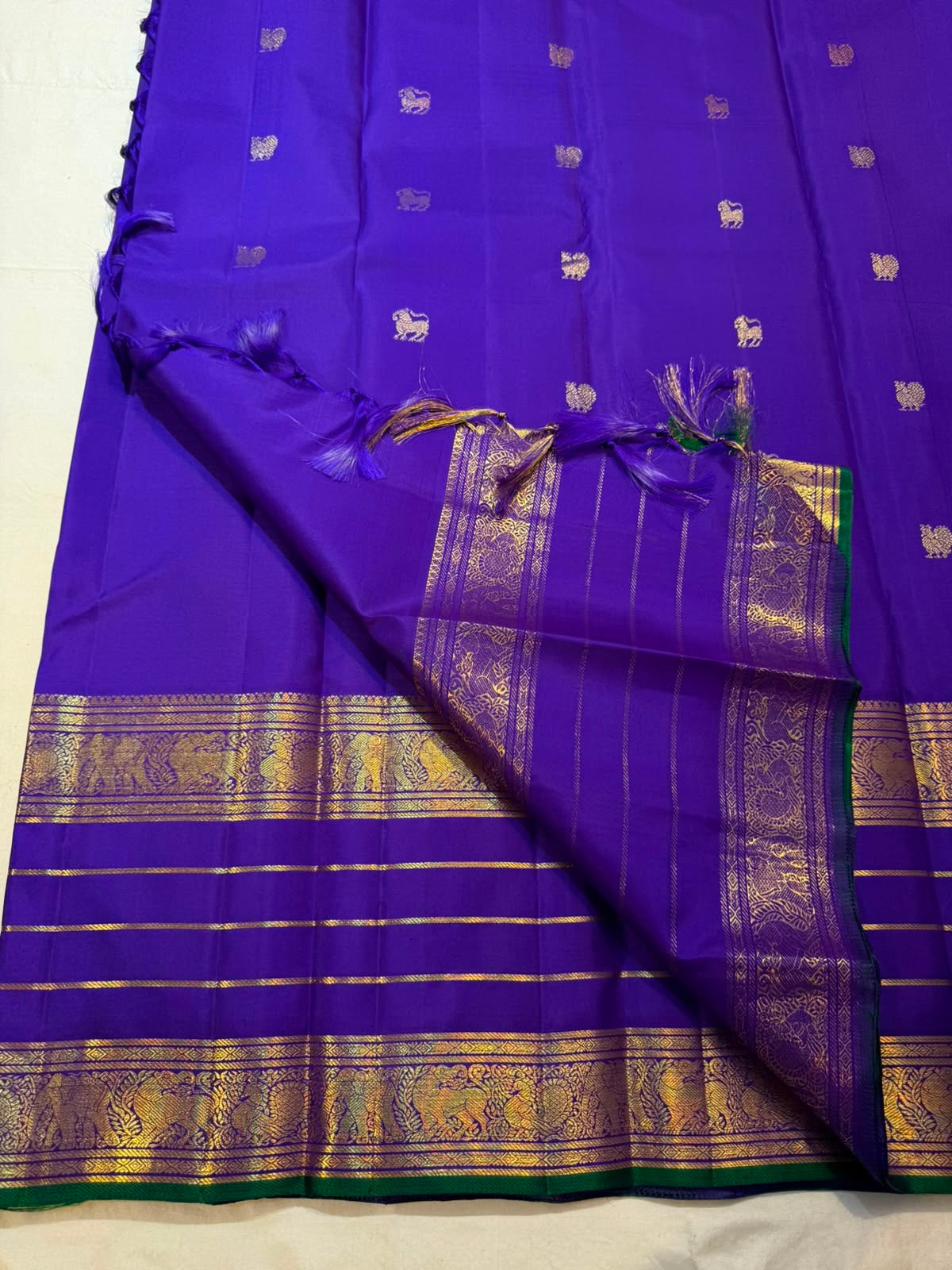 Forest green selvedge and gold zari varisaipet border on royal violet Kanchipuram silk saree — Idam Living